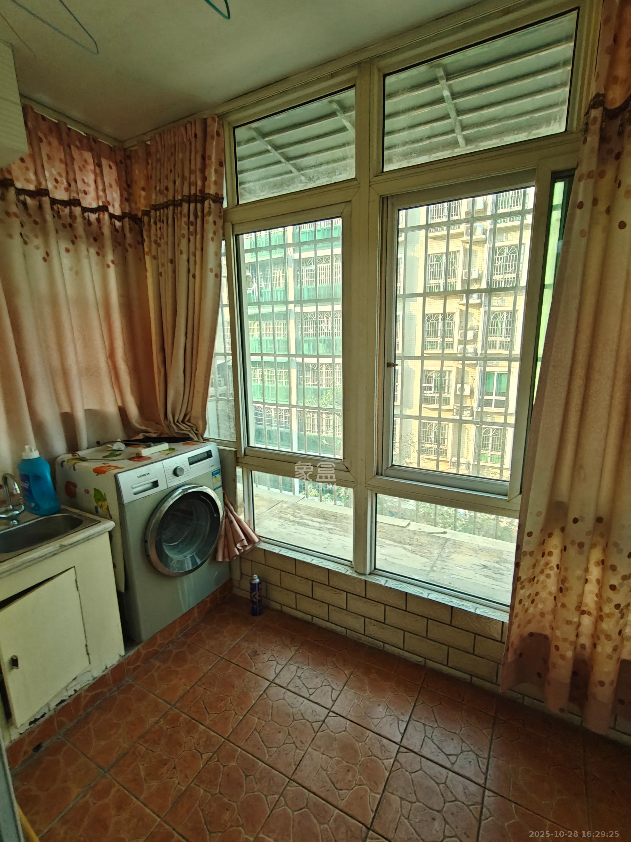 香巴圣地  3室2厅2卫    2500.0元/月室内图