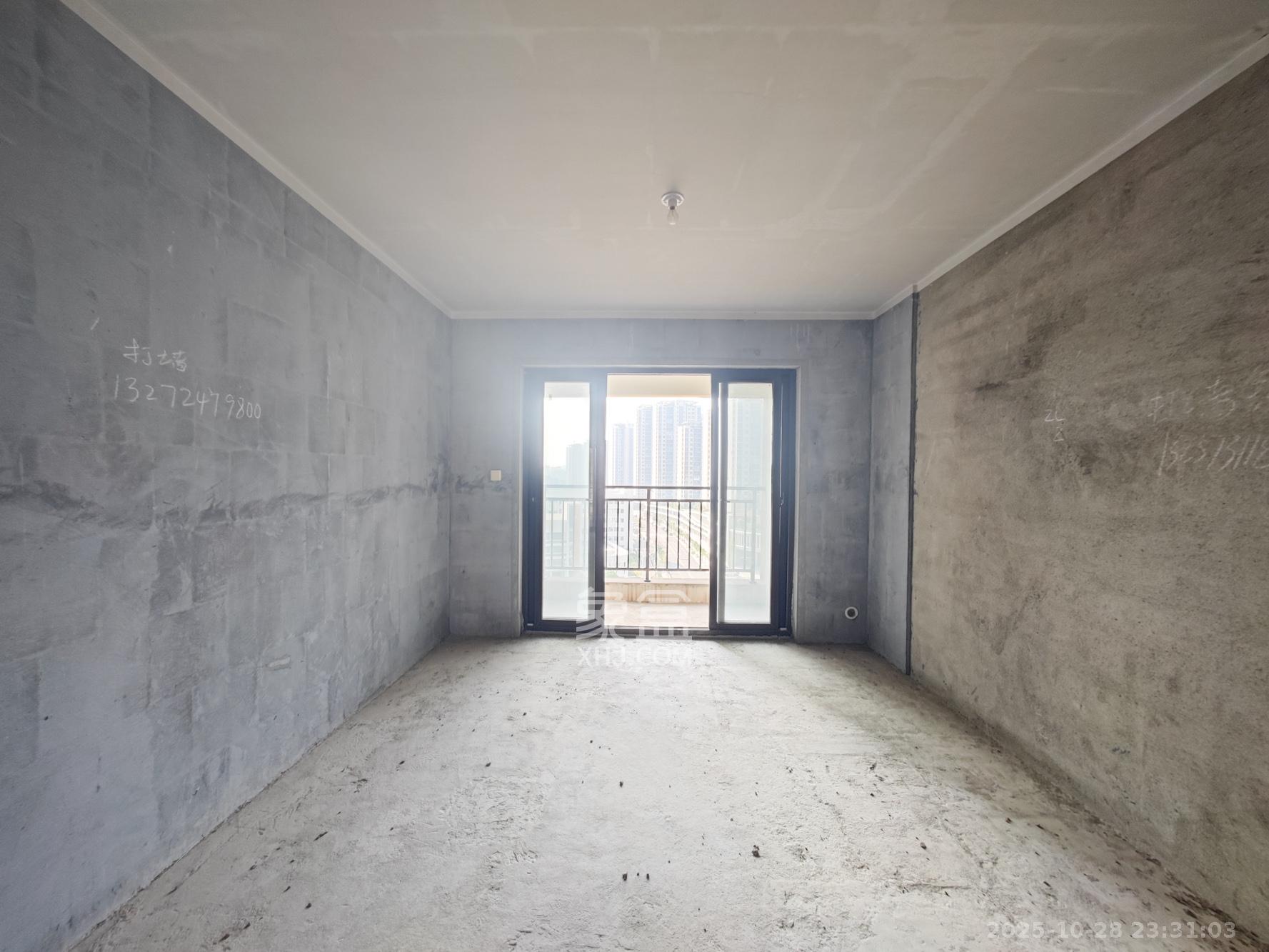 卓越蔚蓝城邦  3室2厅2卫    86.0万客厅