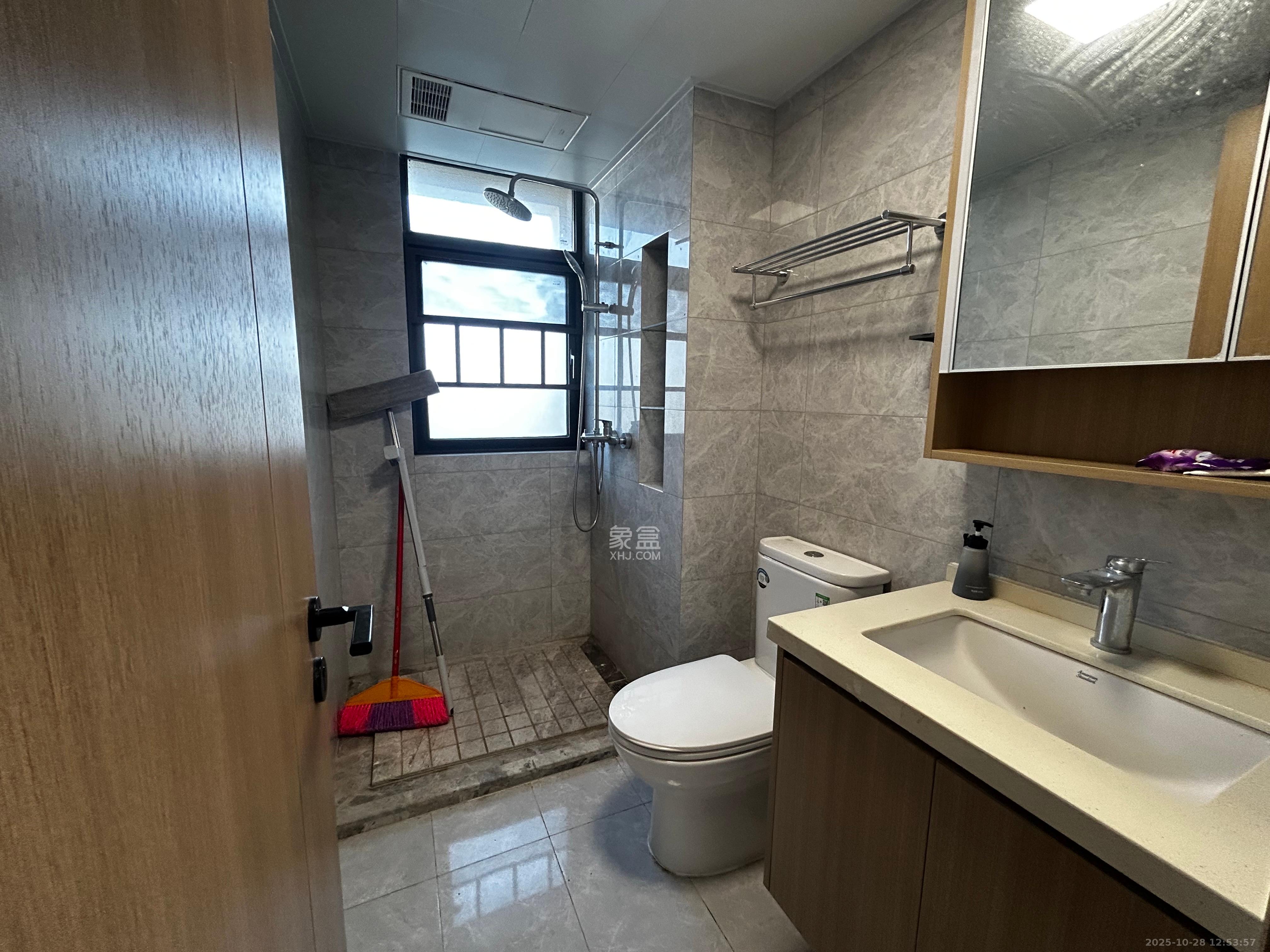 汉唐世家二期  3室2厅1卫    2500.0元/月 汉唐世家二期  3室2厅1卫    2500.0元/月室内图