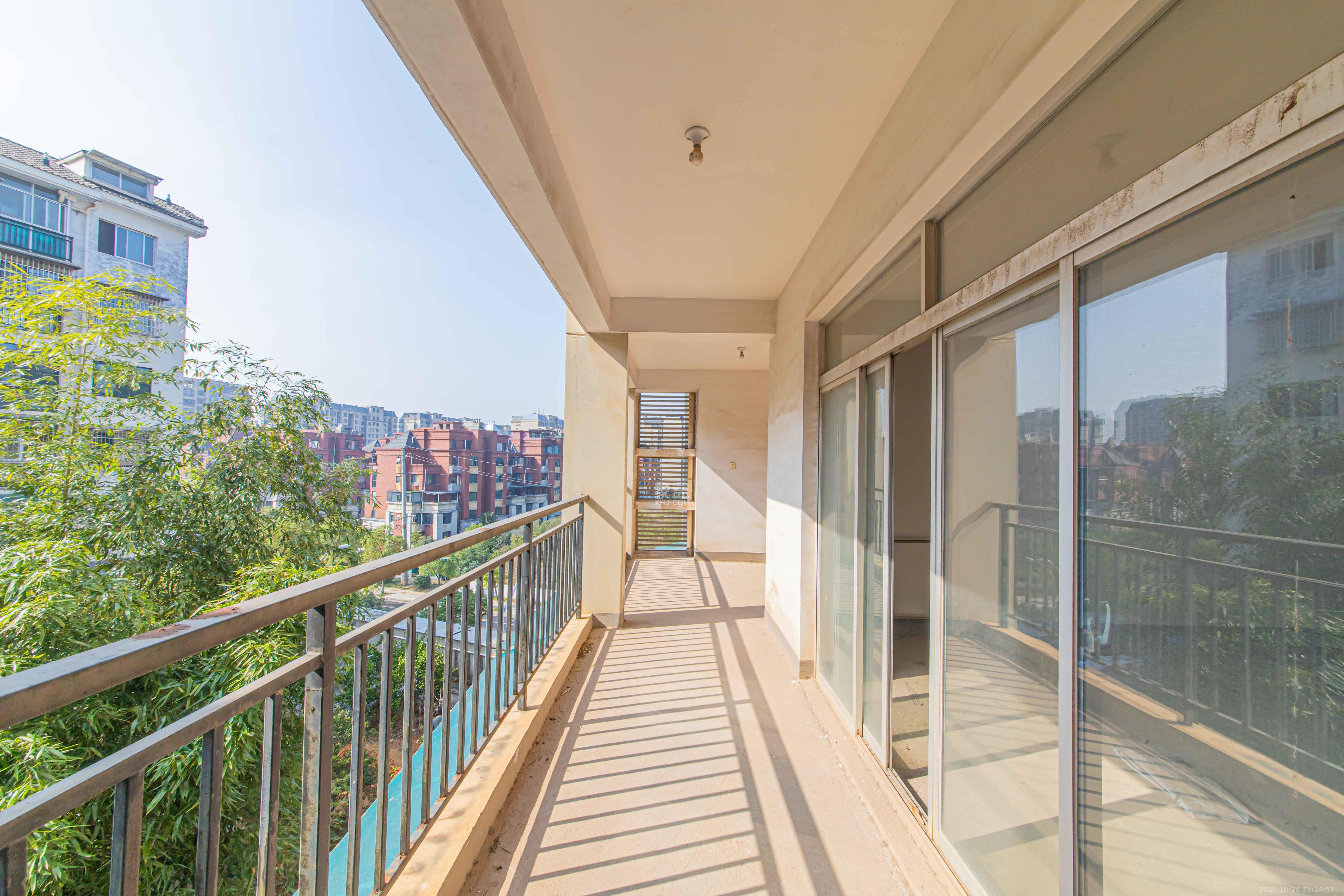 九峰小区（一二三四区）  3室2厅2卫    195.0万阳台