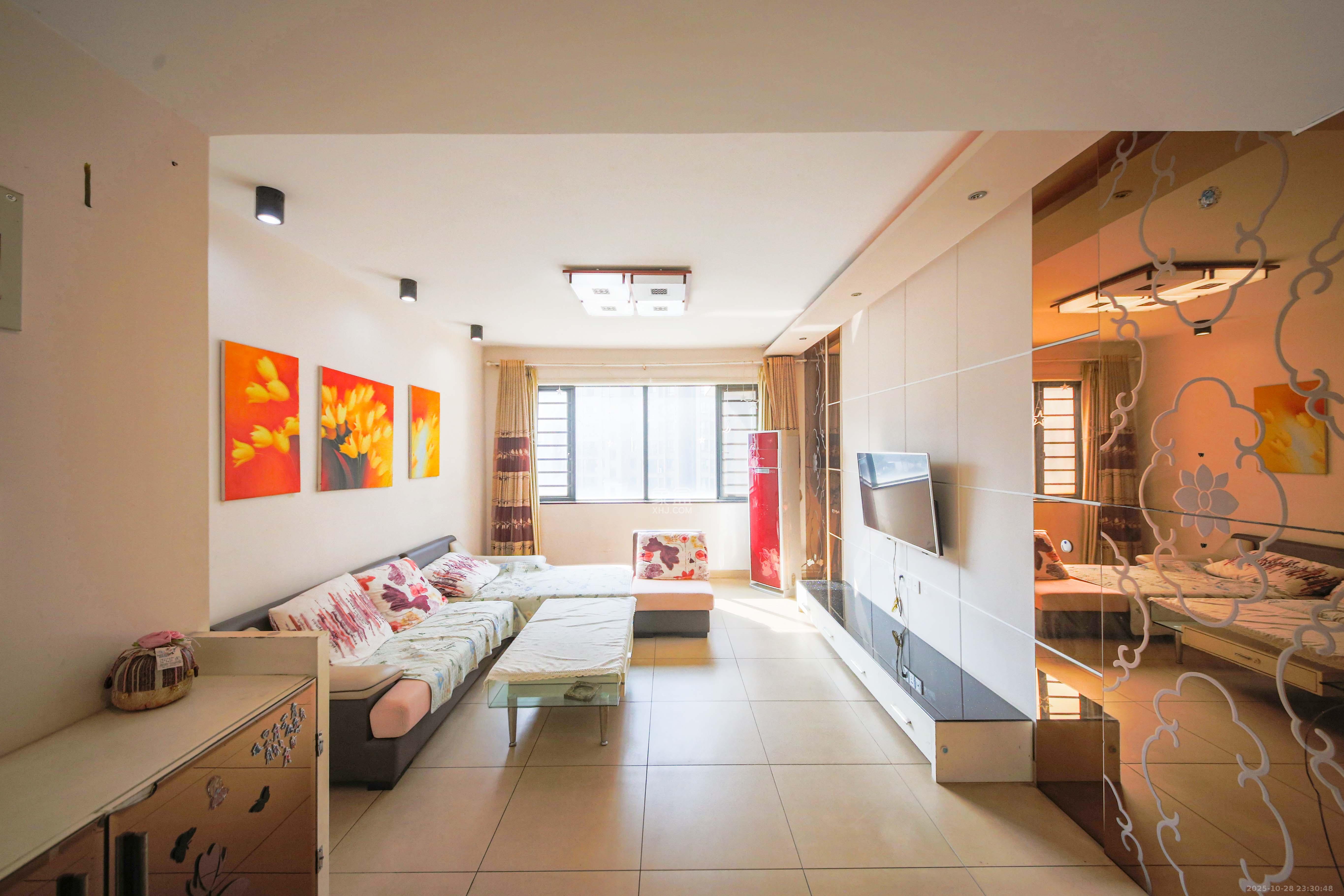 奥林匹克花园  3室2厅2卫    111.0万客厅