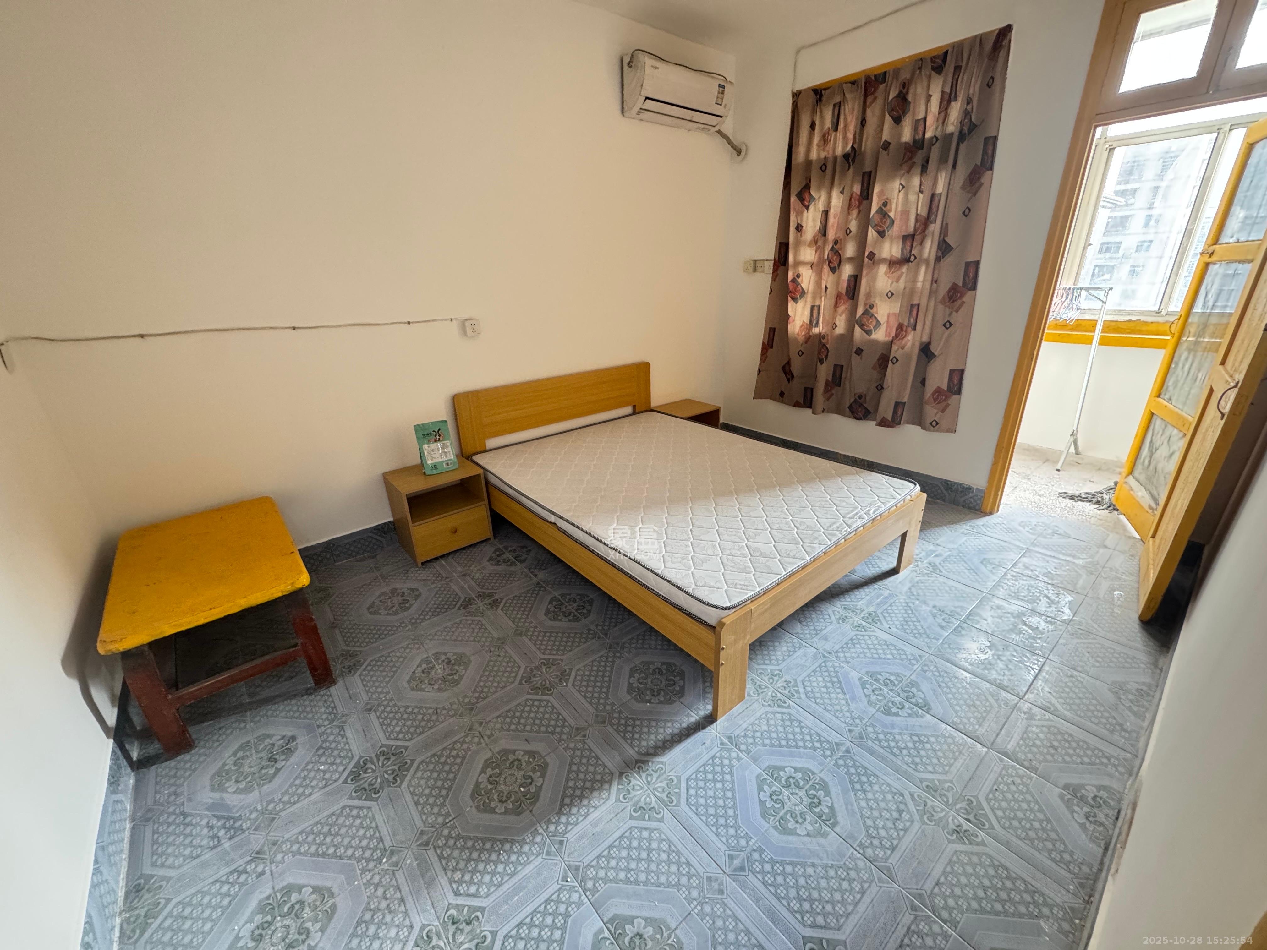 湖南省广播电视器材公司宿舍  3室1厅1卫    1800.0元/月