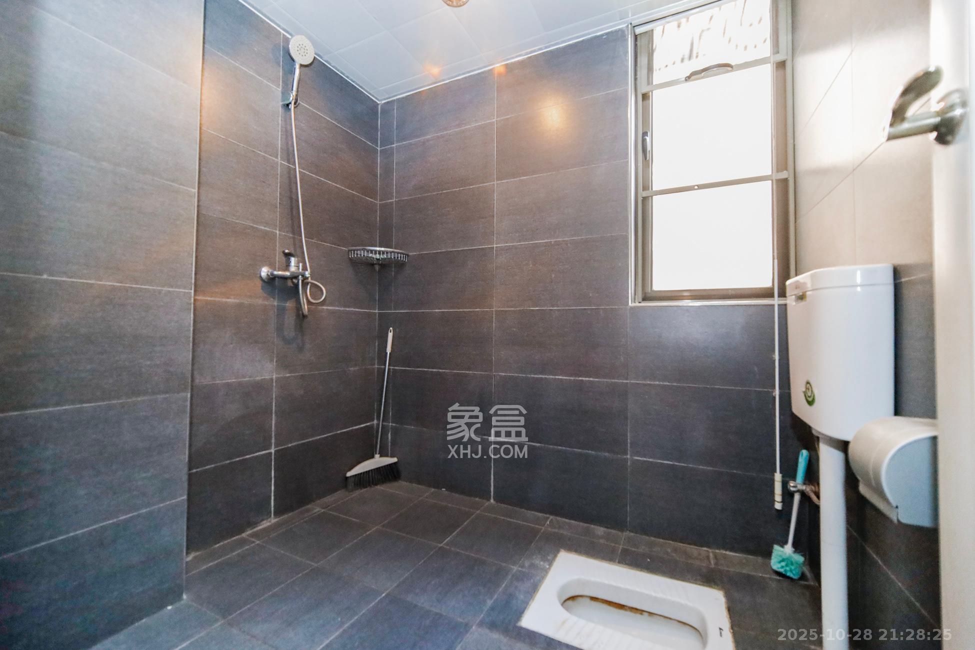 香樟鑫都  3室2厅2卫    136.0万卫生间