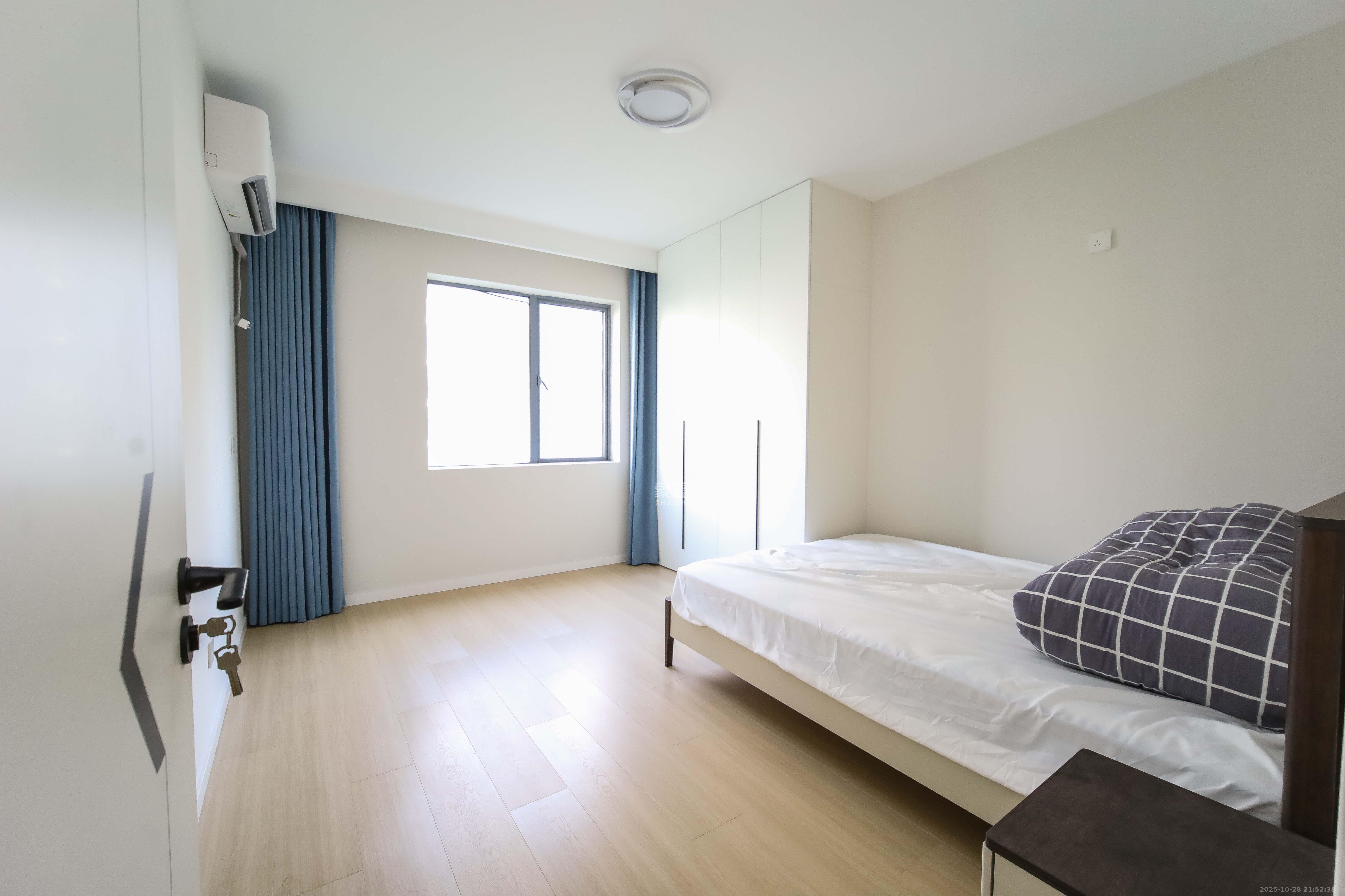 银港水晶城  4室2厅2卫    138.4万 银港水晶城  4室2厅2卫    138.4万卧室