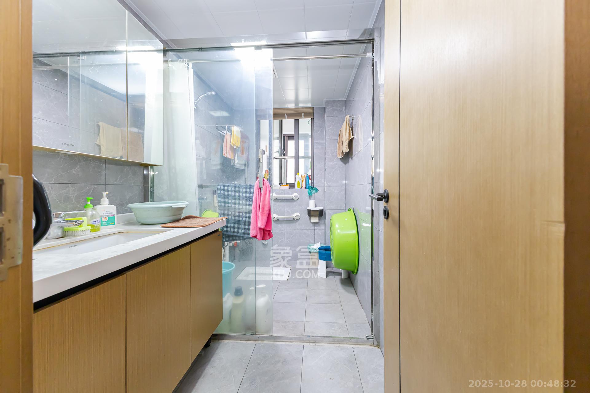 润和滨江府  4室2厅2卫    155.0万卫生间