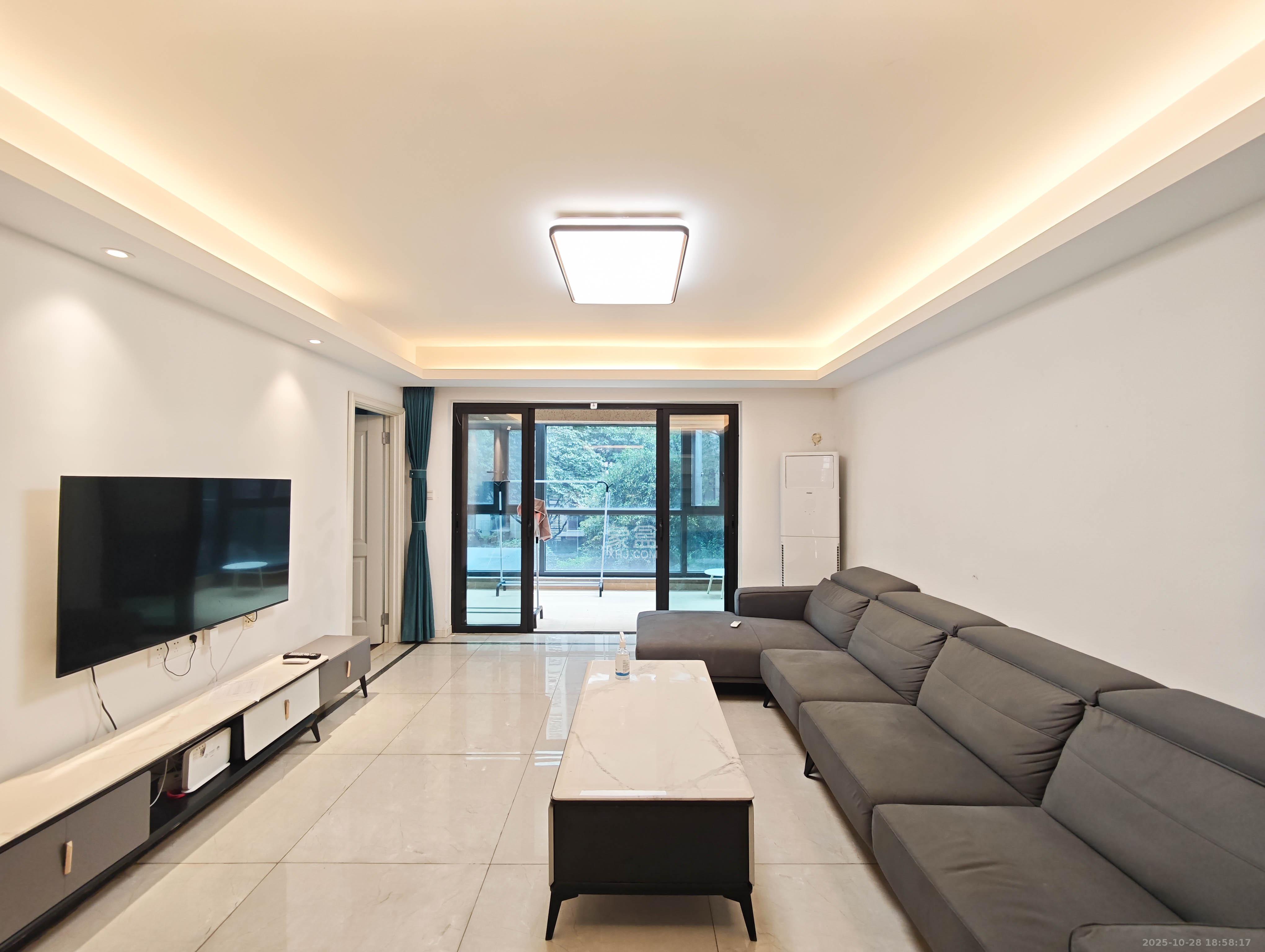 万科魅力之城观澜里  4室2厅1卫    205.0万客厅