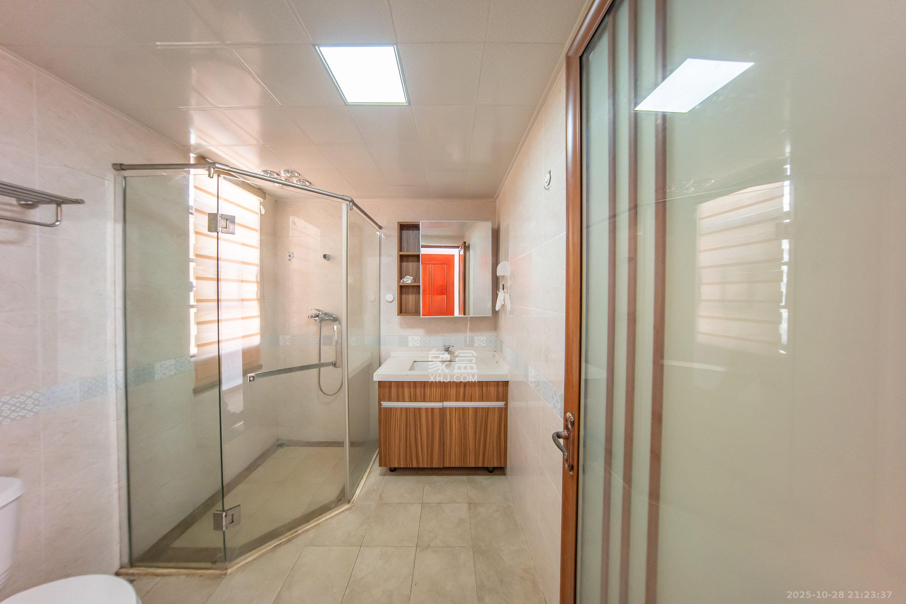 江山帝景哈佛 4室2厅2卫 135.0万 江山帝景哈佛 4室2厅2卫 135.0万卫生间