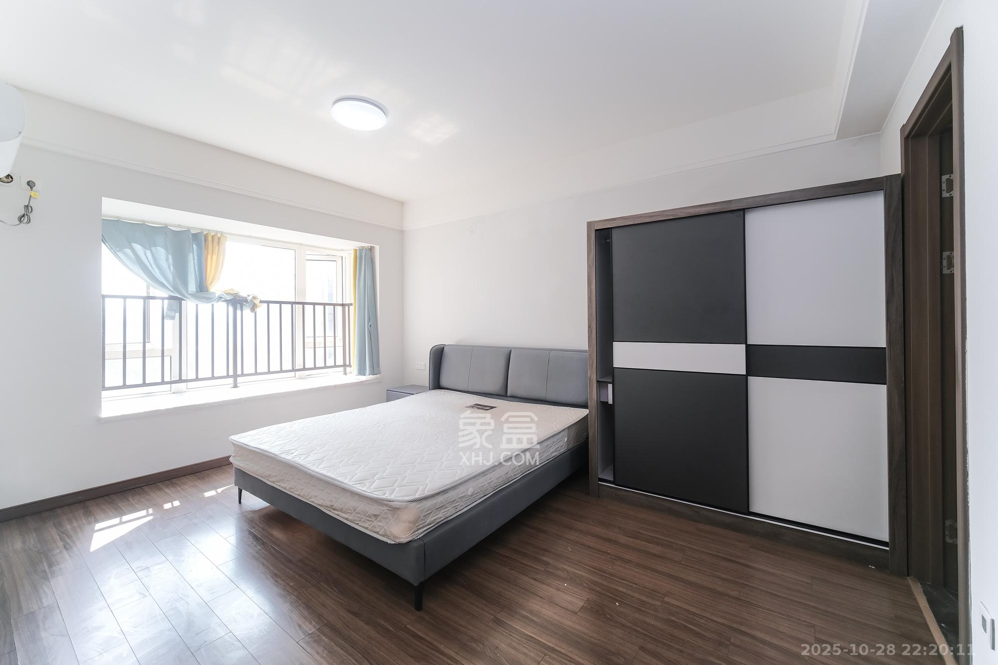 保利香槟国际  4室2厅2卫    99.6万卧室