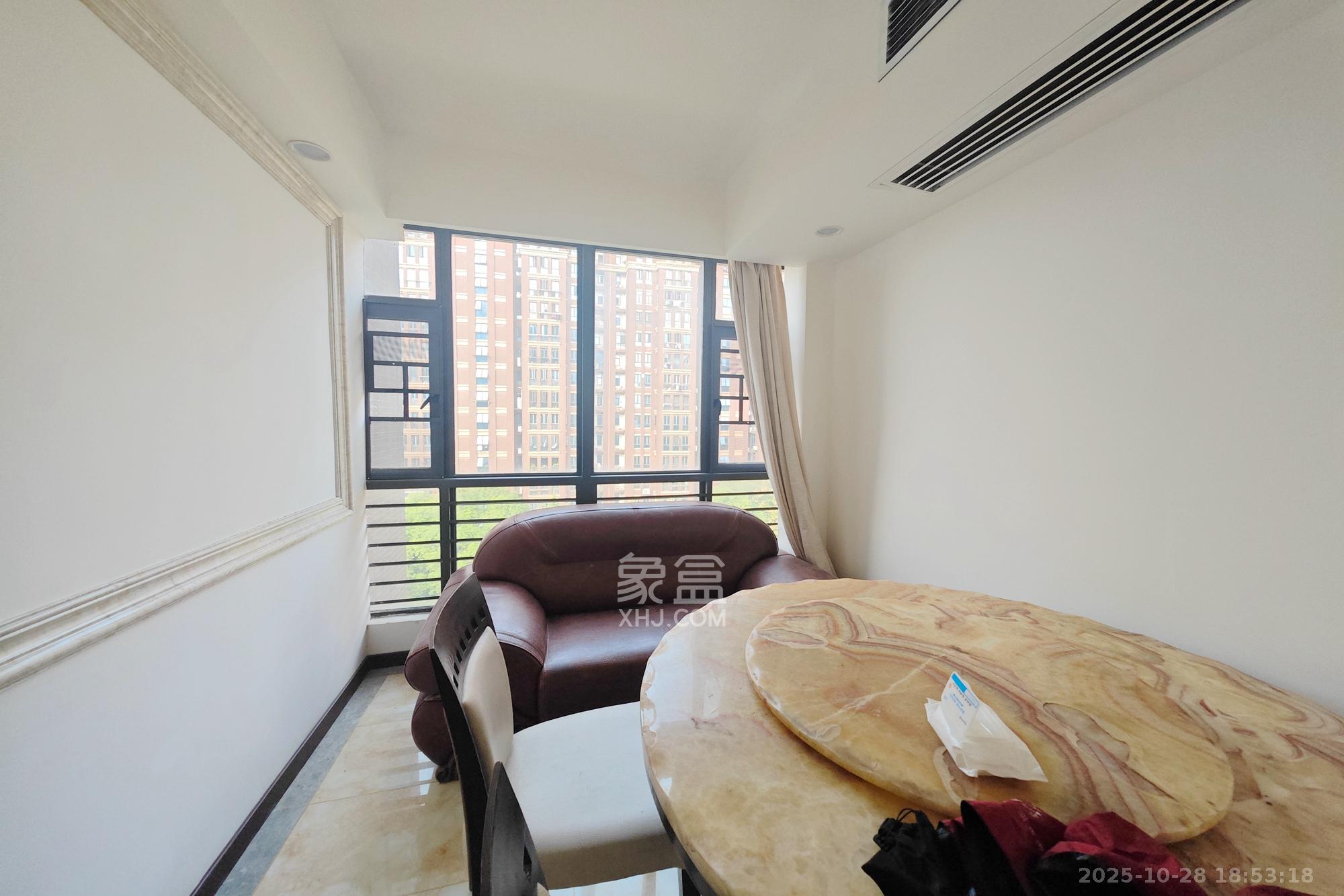 和卉家园  4室2厅1卫    138.0万客厅