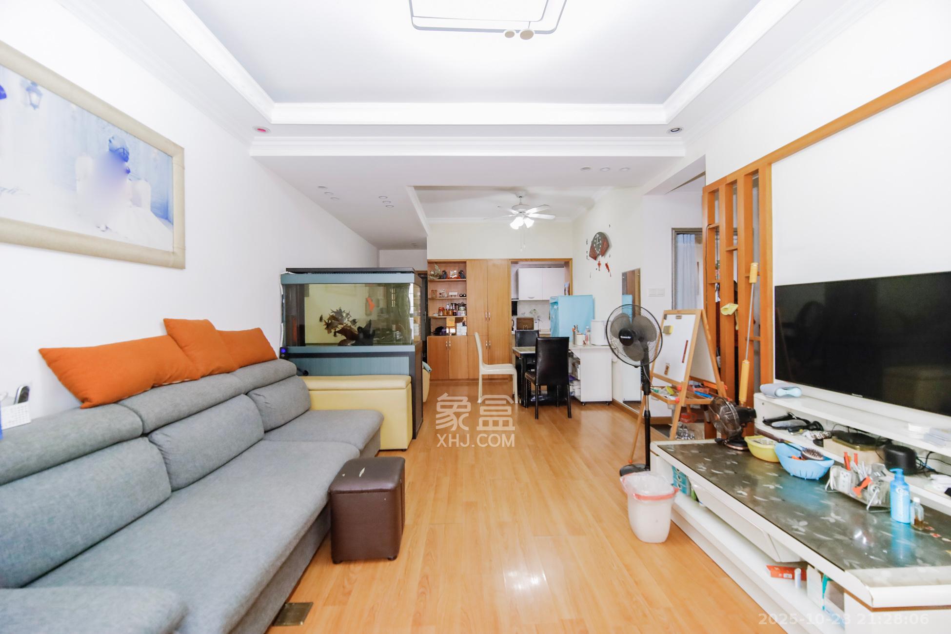 新盛珑璟台  2室2厅2卫    65.8万客厅