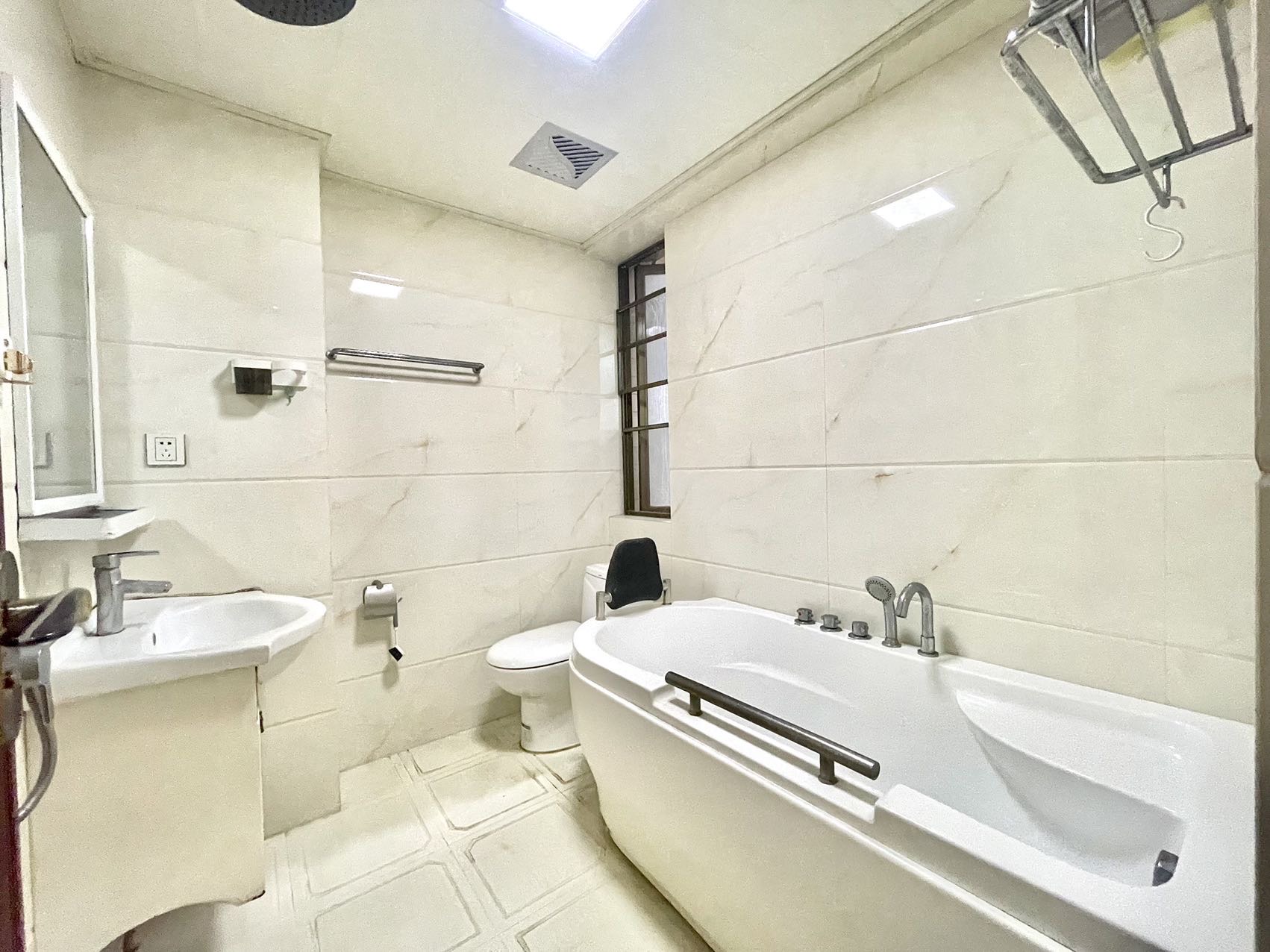 世代雅居  3室2厅2卫    4000.0元/月室内图