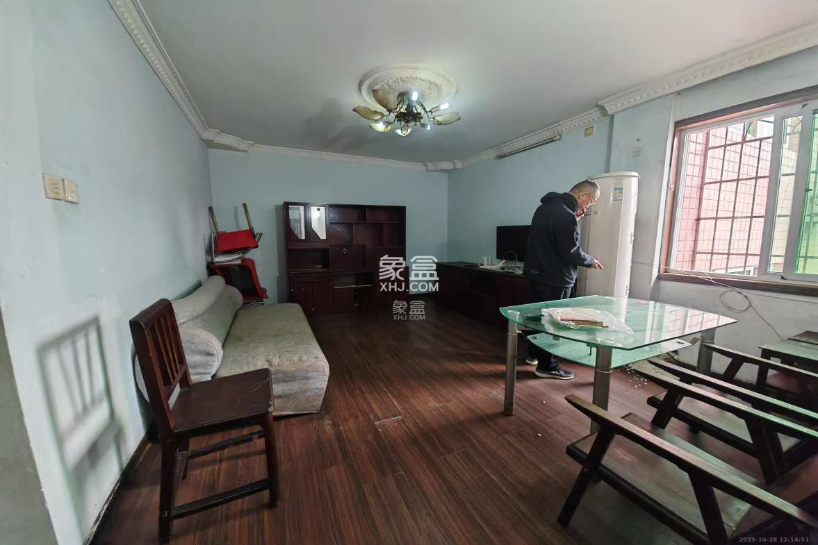 定王台公寓  2室1厅1卫    2200.0元/月 定王台公寓  2室1厅1卫    2200.0元/月室内图