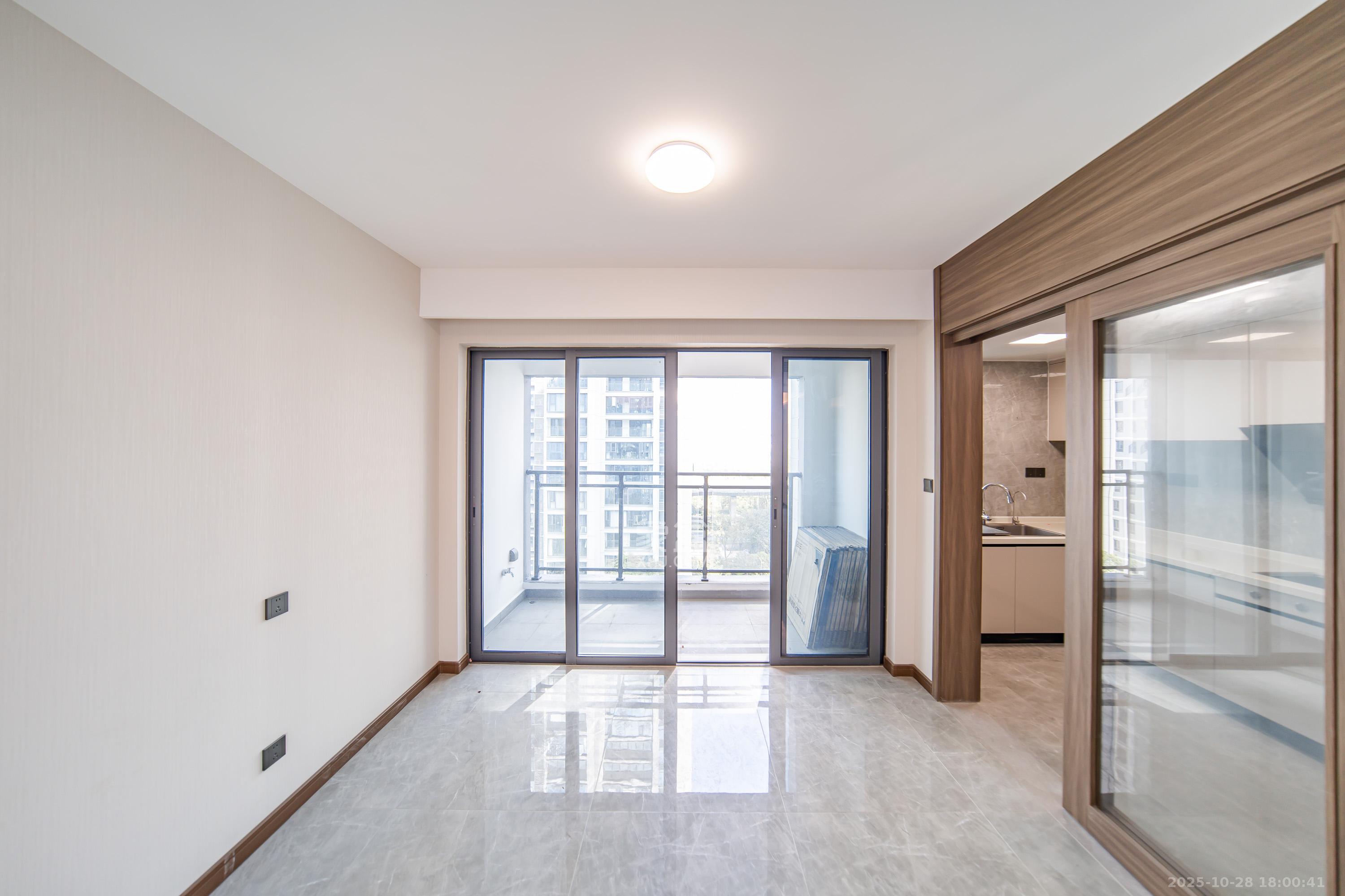 卓越洋湖晴翠  4室2厅2卫    218.0万其他