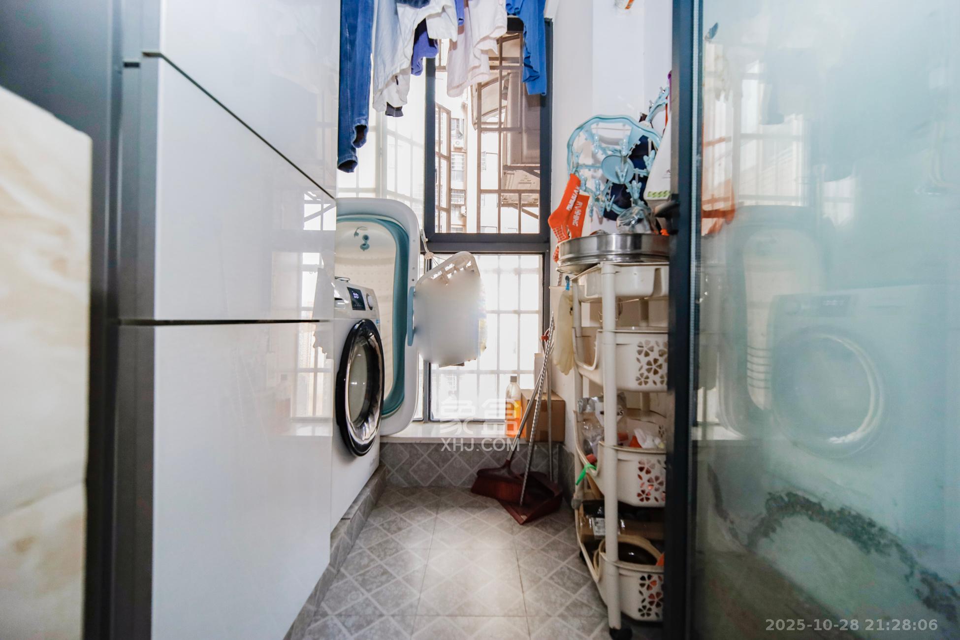 新盛珑璟台  2室2厅2卫    65.8万阳台