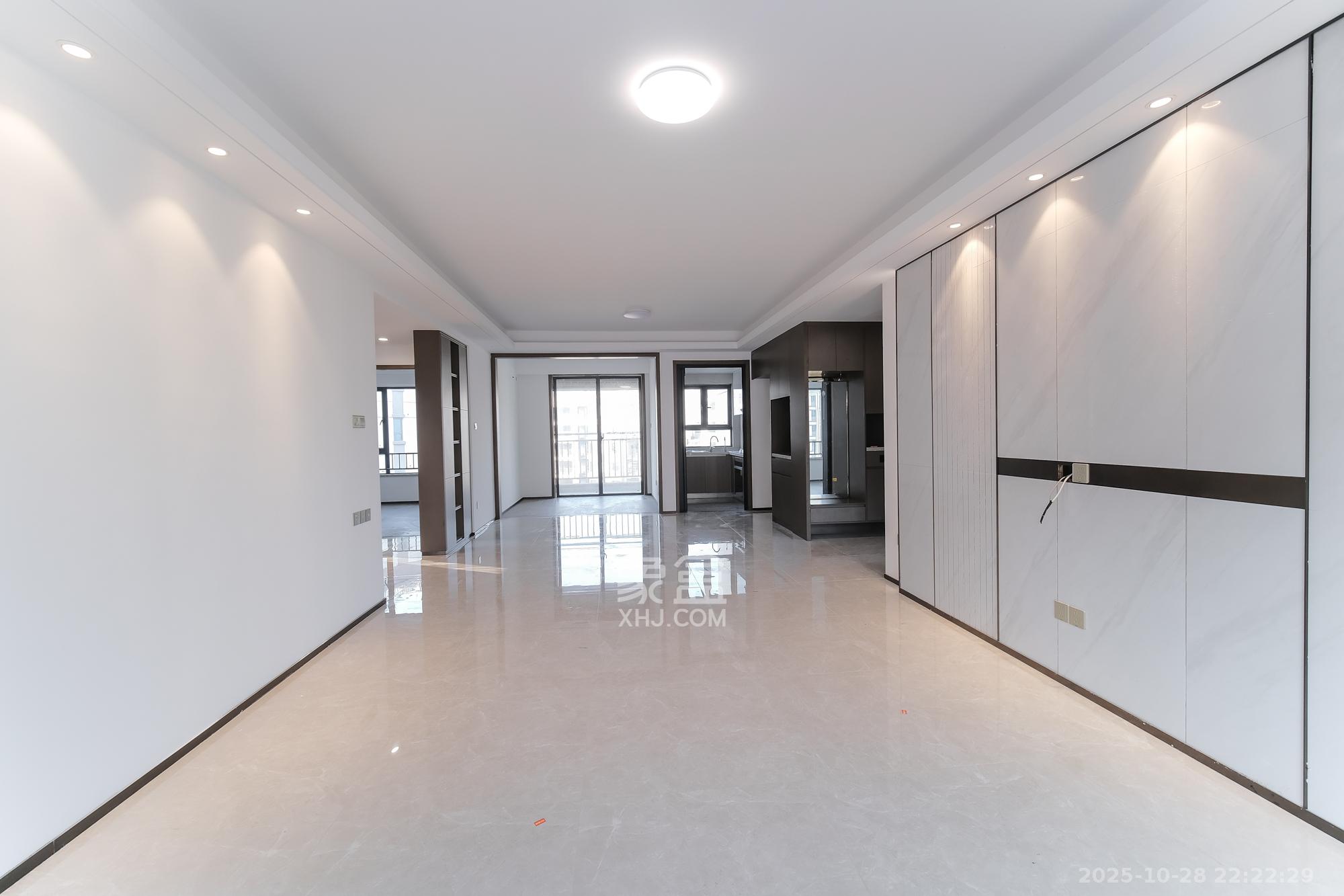 荣盛城  4室2厅2卫    127.4万客厅