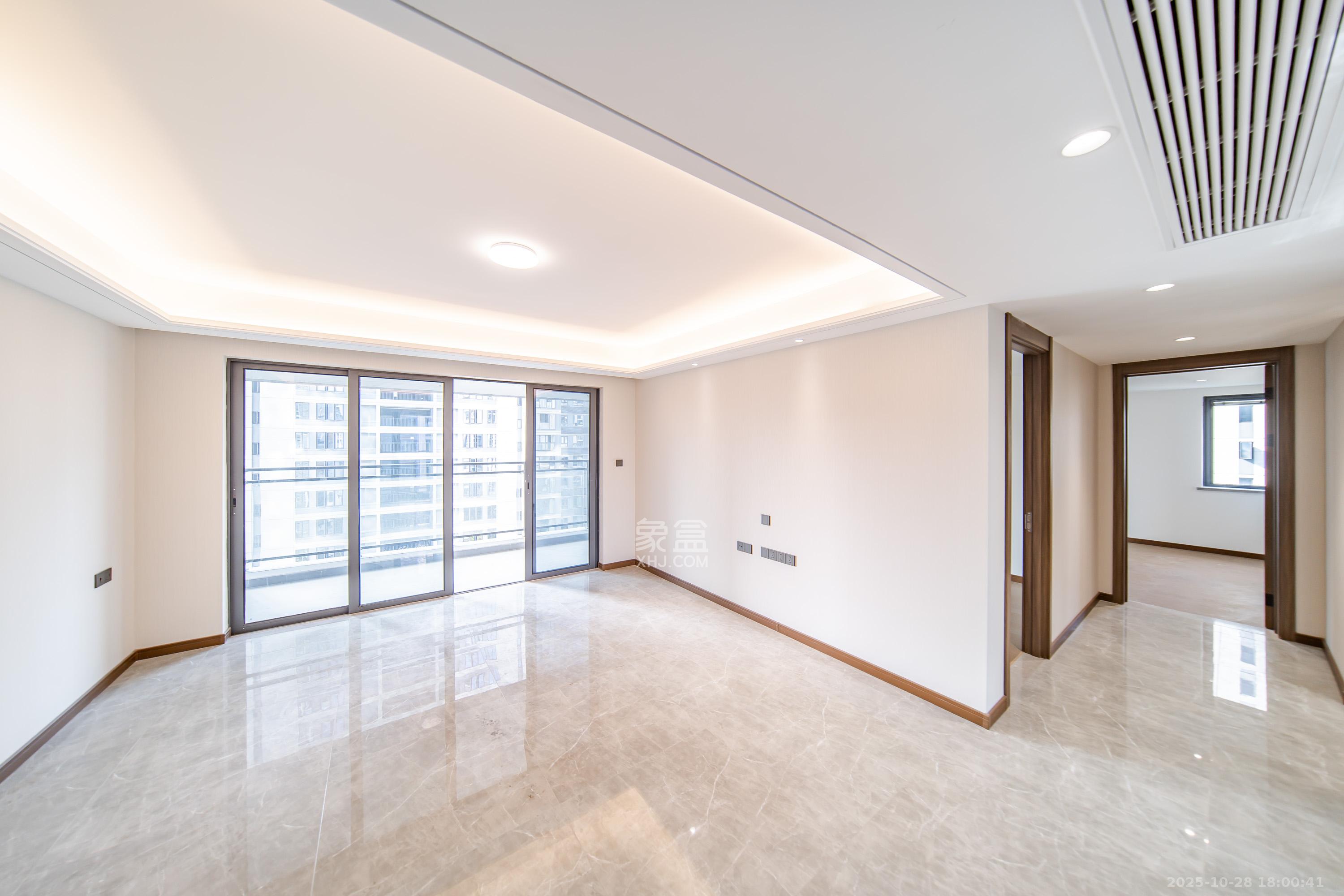 卓越洋湖晴翠  4室2厅2卫    218.0万客厅