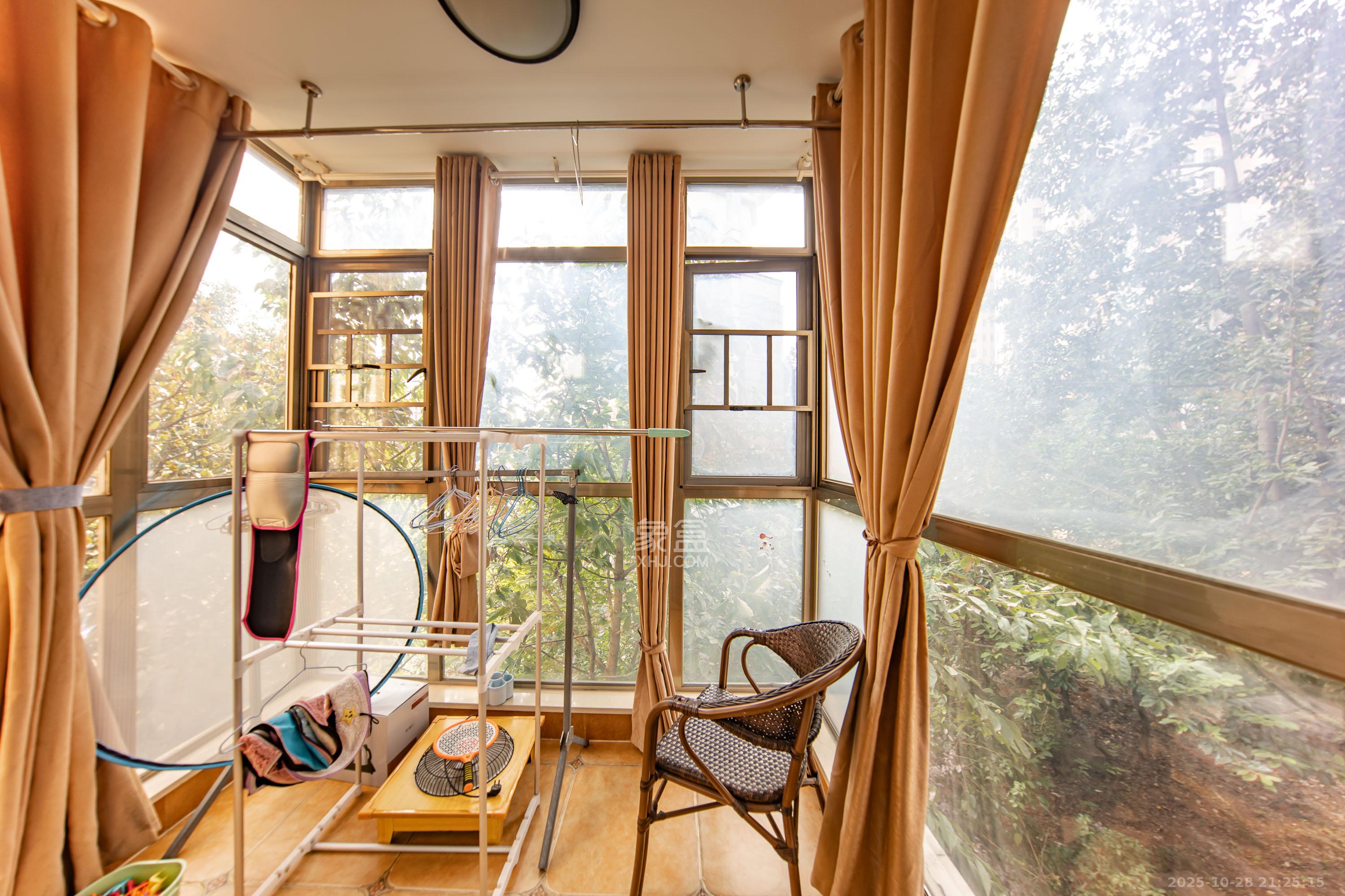 米兰春天  4室2厅2卫    103.0万阳台