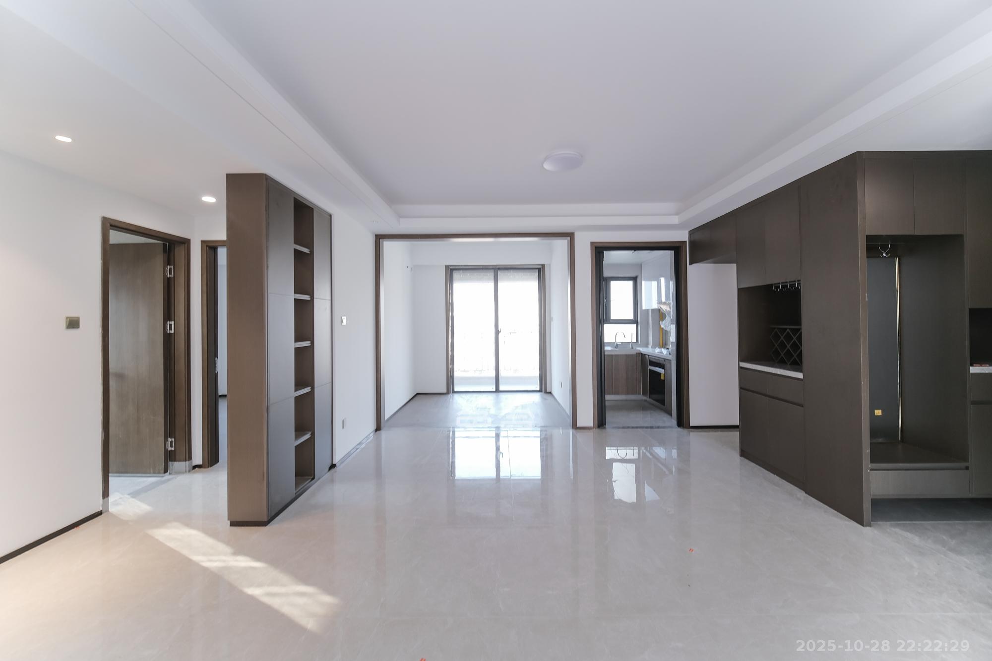 荣盛城 4室2厅2卫 127.4万 荣盛城 4室2厅2卫 127.4万客厅