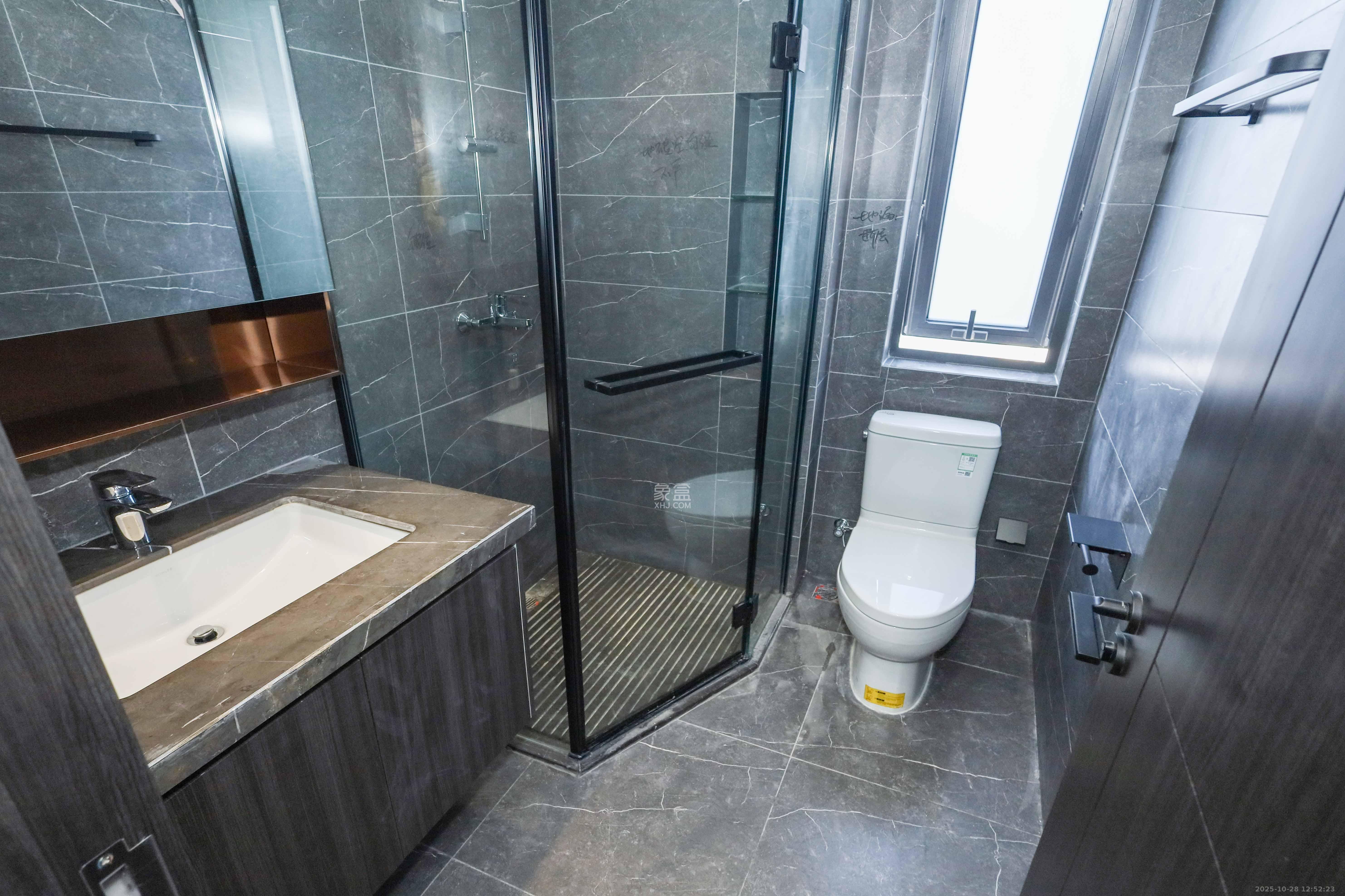 绿地麓云国际一期 5室2厅2卫 229.0万 绿地麓云国际一期 5室2厅2卫 229.0万卫生间