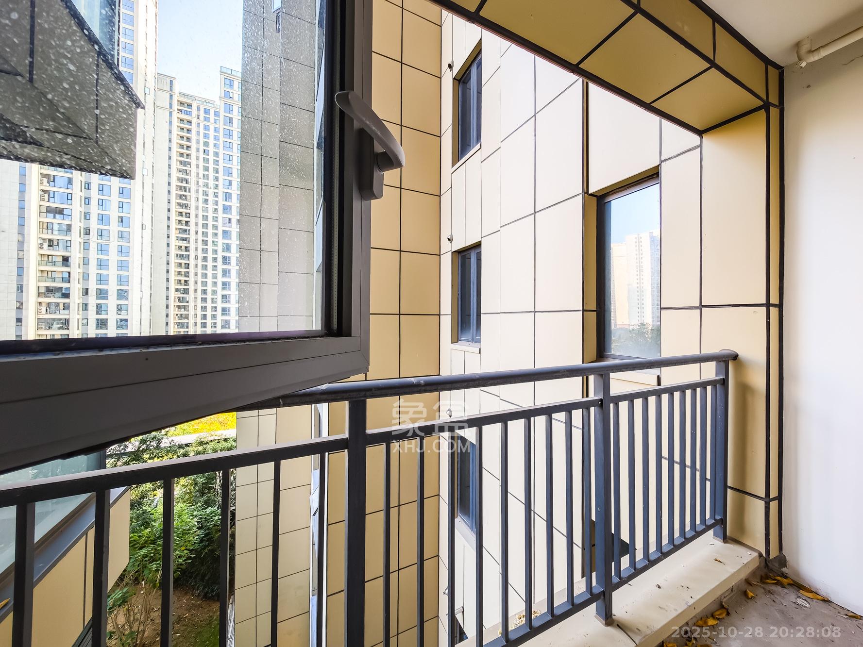 湘江壹号五期  5室2厅4卫    282.0万 湘江壹号五期  5室2厅4卫    282.0万阳台