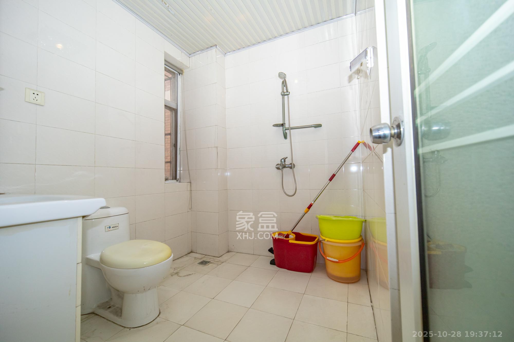 山水人家三期 3室2厅2卫 65.8万 山水人家三期 3室2厅2卫 65.8万卫生间