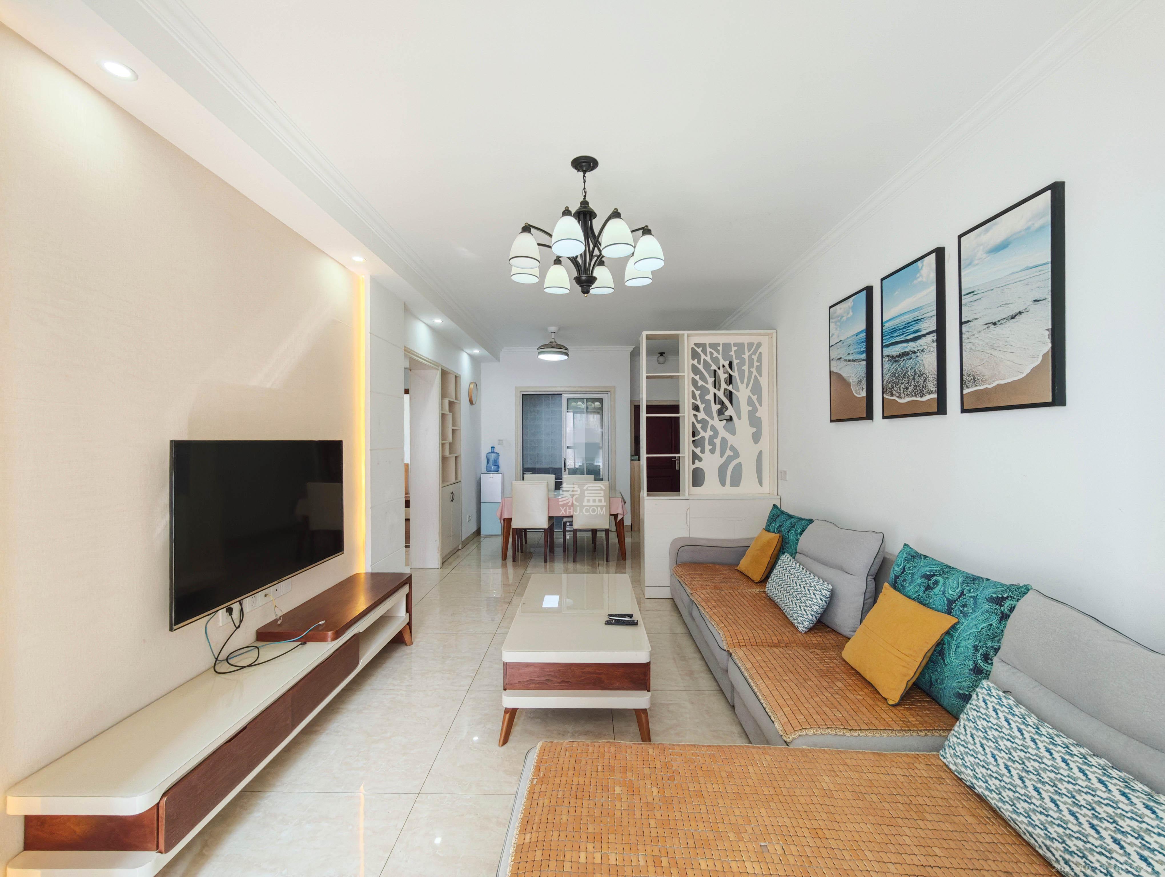 长房半岛蓝湾（观山月）  3室2厅1卫    85.0万客厅