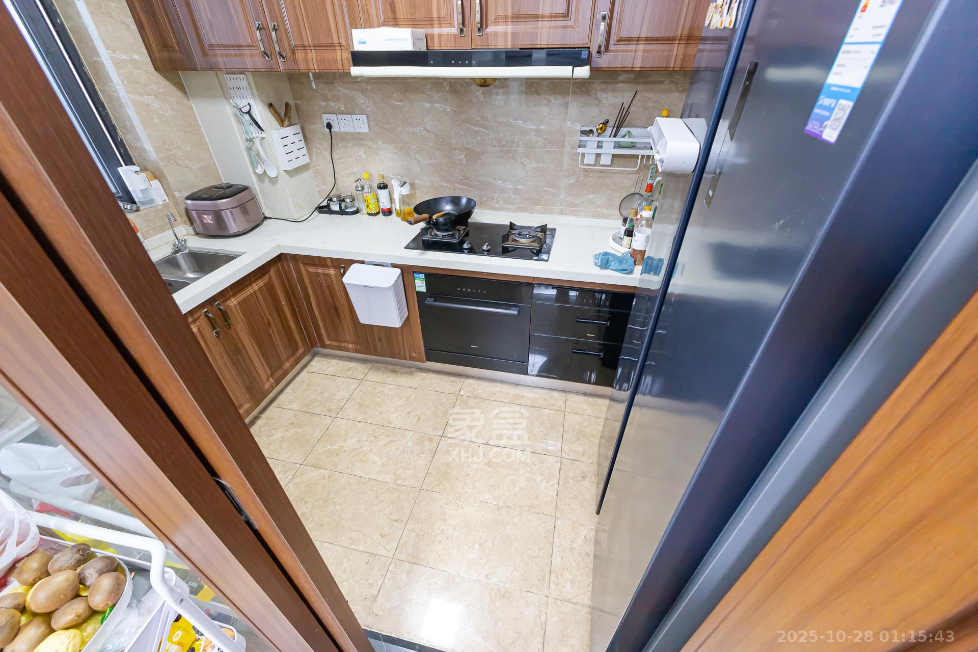 万润滨江天著  4室2厅2卫    128.0万厨房