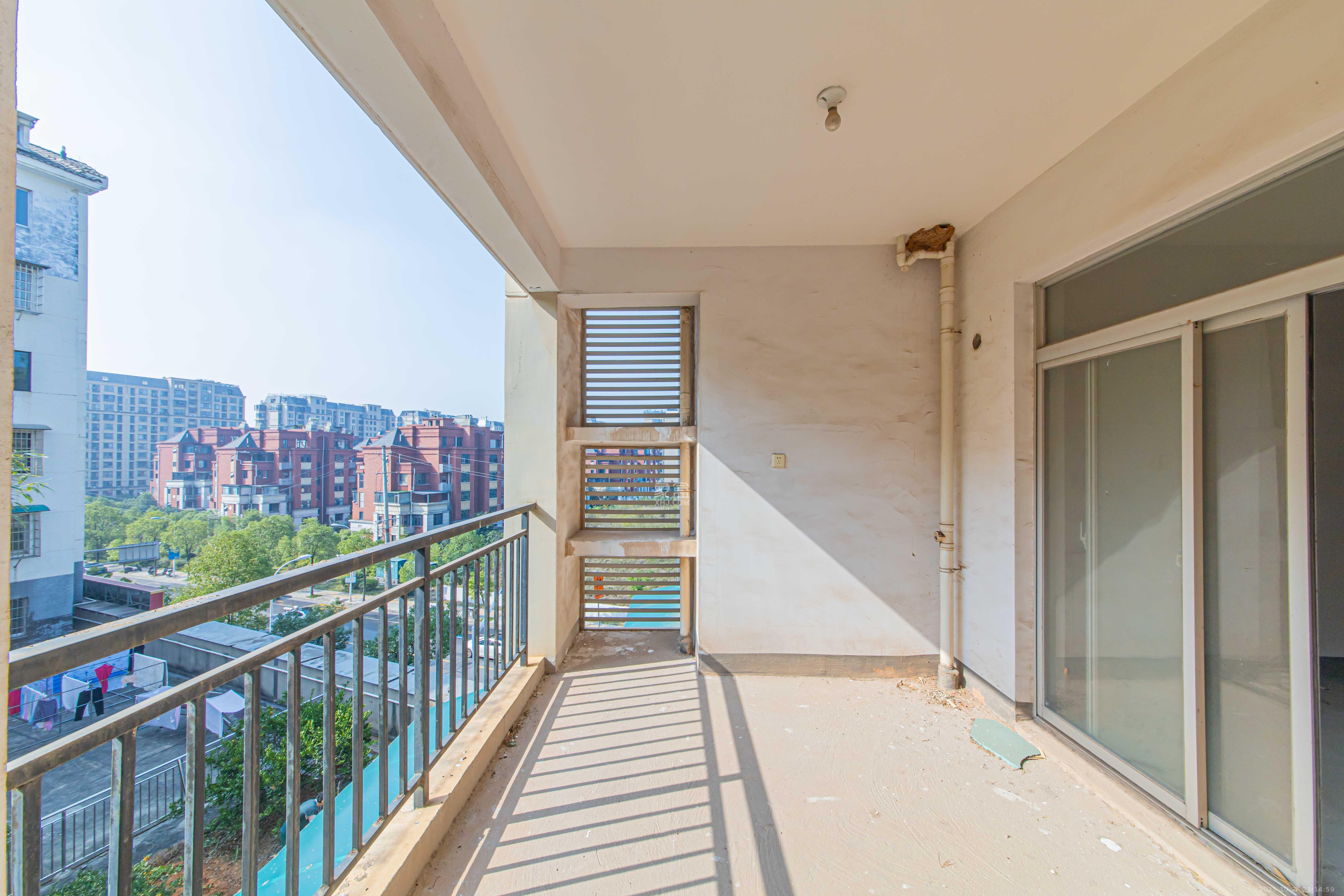 九峰小区（一二三四区）  3室2厅2卫    195.0万阳台