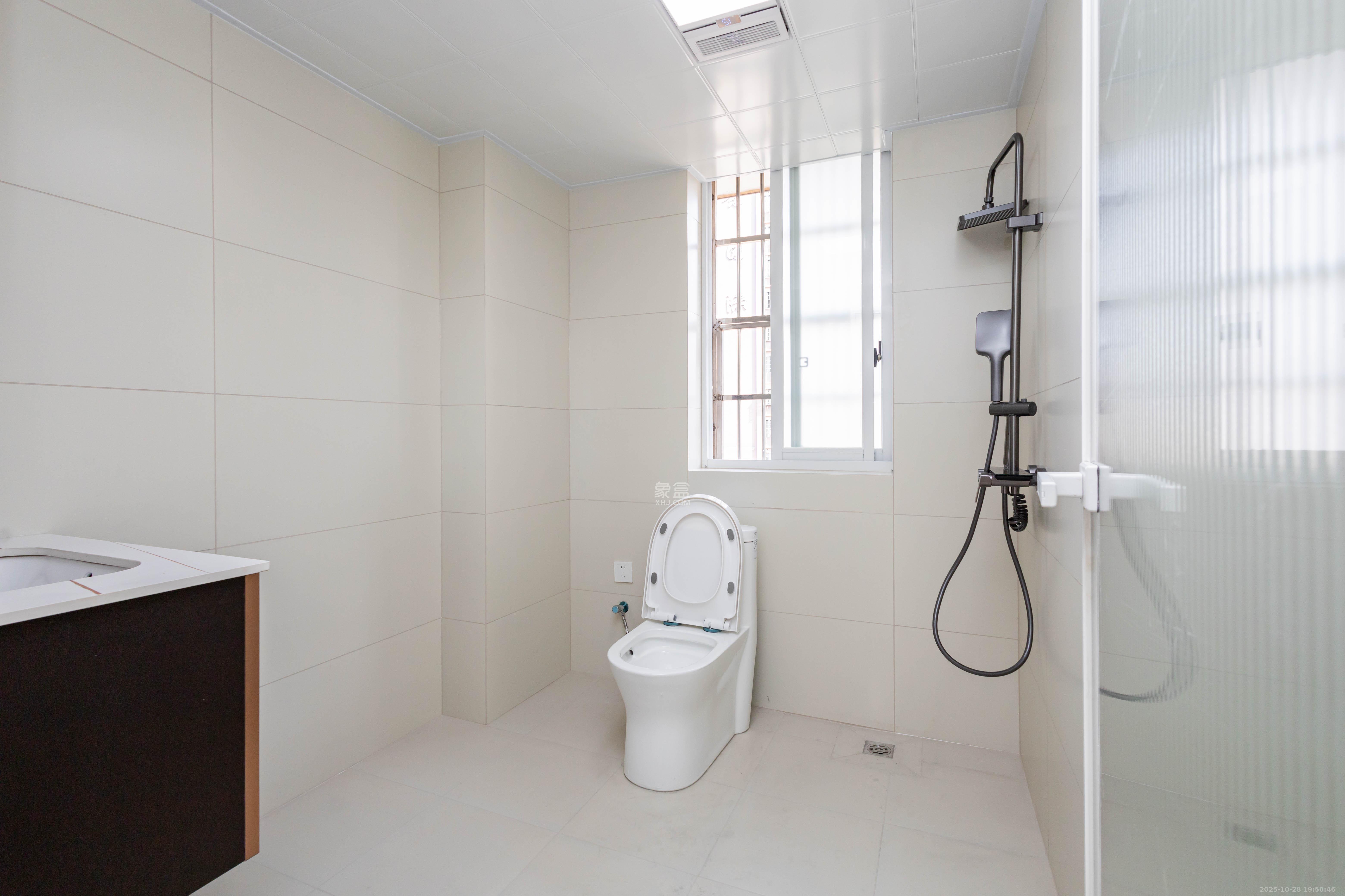 圣力华苑  3室2厅2卫    70.8万卫生间