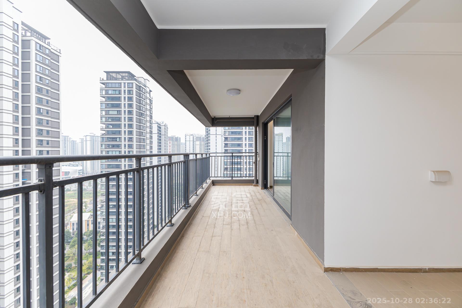 越秀湘江星汇城三期 4室2厅3卫 229.0万 越秀湘江星汇城三期 4室2厅3卫 229.0万阳台