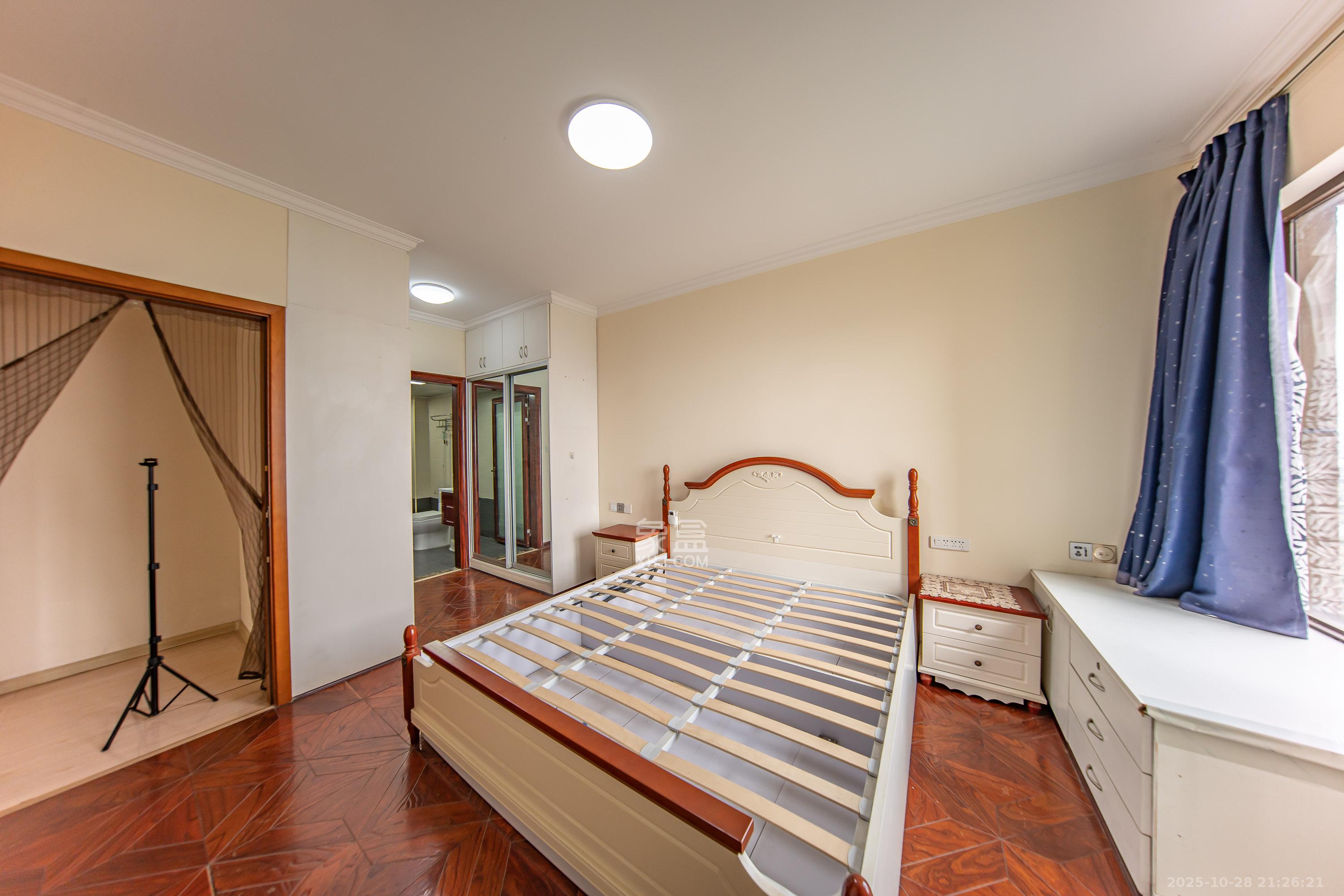 华润橡树湾 4室2厅2卫 105.0万 华润橡树湾 4室2厅2卫 105.0万卧室