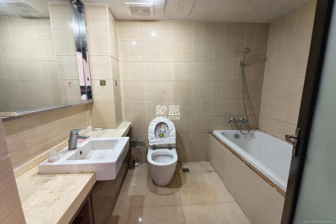 阳光100三期 3室2厅2卫 2500.0元/月 阳光100三期 3室2厅2卫 2500.0元/月室内图