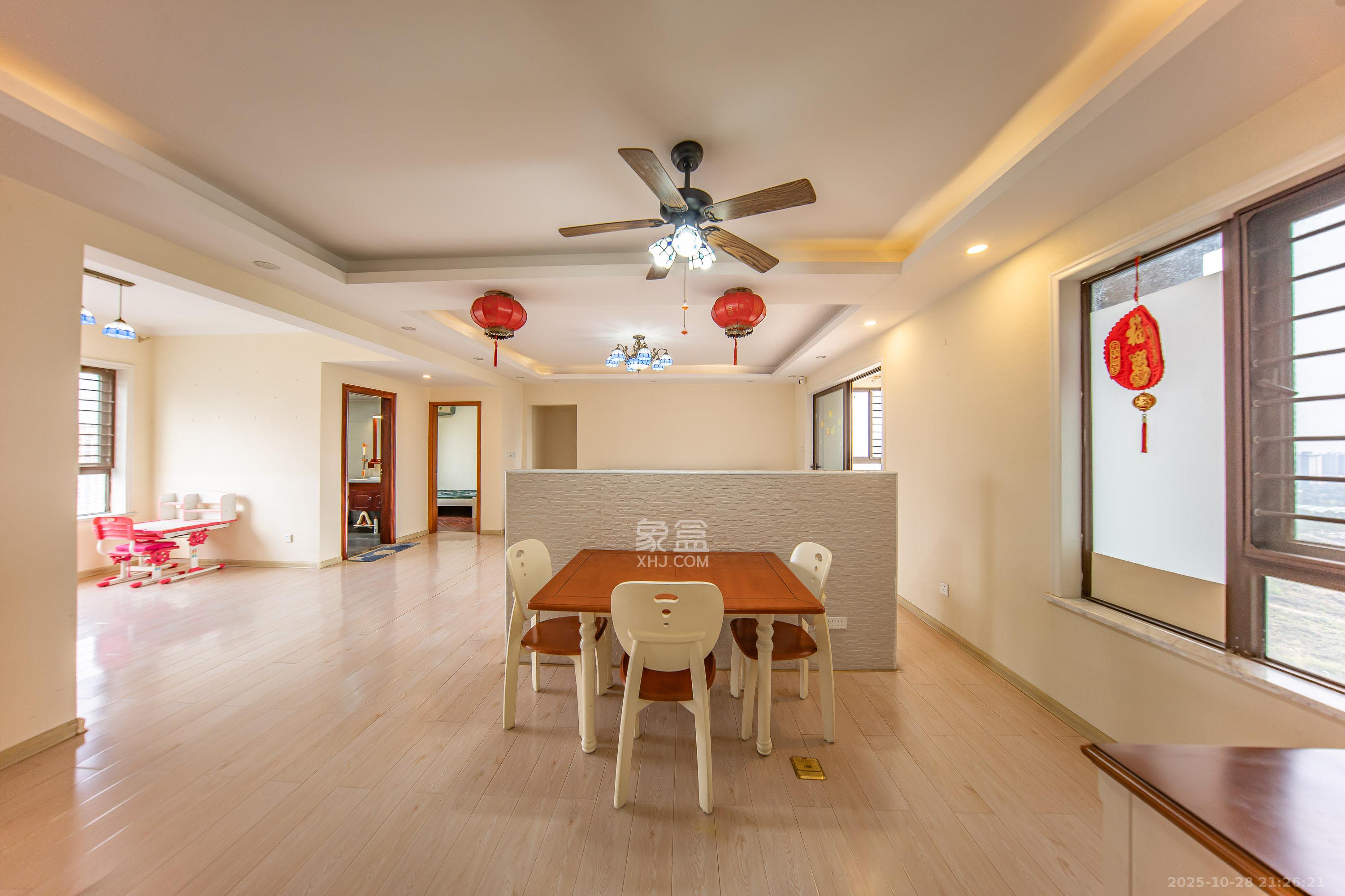 华润橡树湾  4室2厅2卫    105.0万客厅