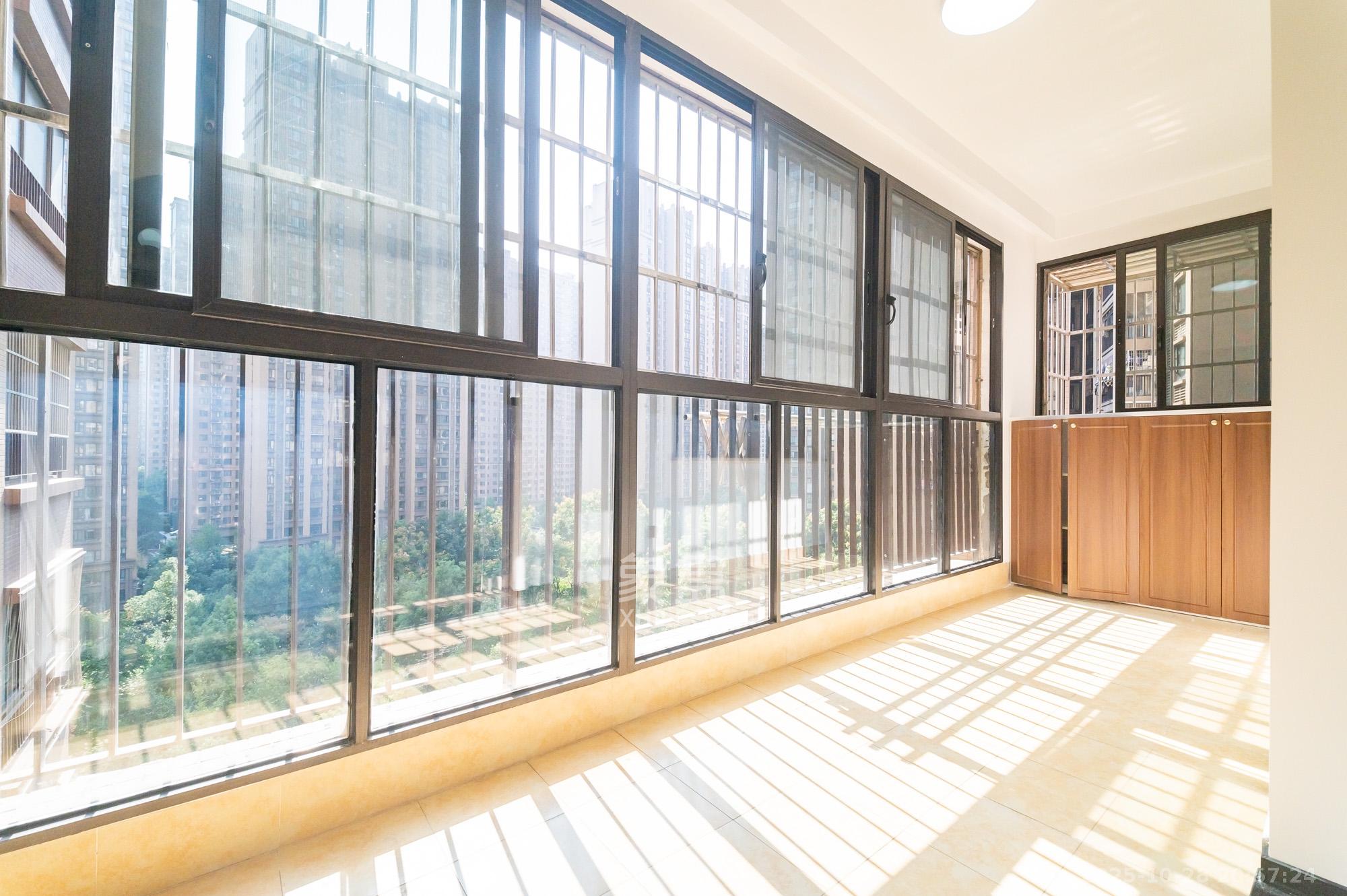 华润凤凰城三期 4室2厅2卫 125.8万 华润凤凰城三期 4室2厅2卫 125.8万阳台