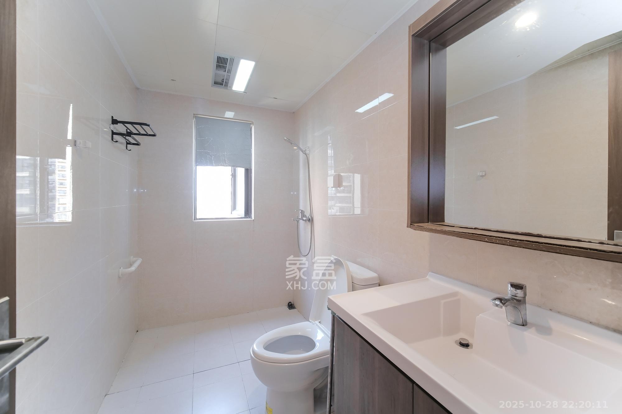 保利香槟国际  4室2厅2卫    99.6万卫生间