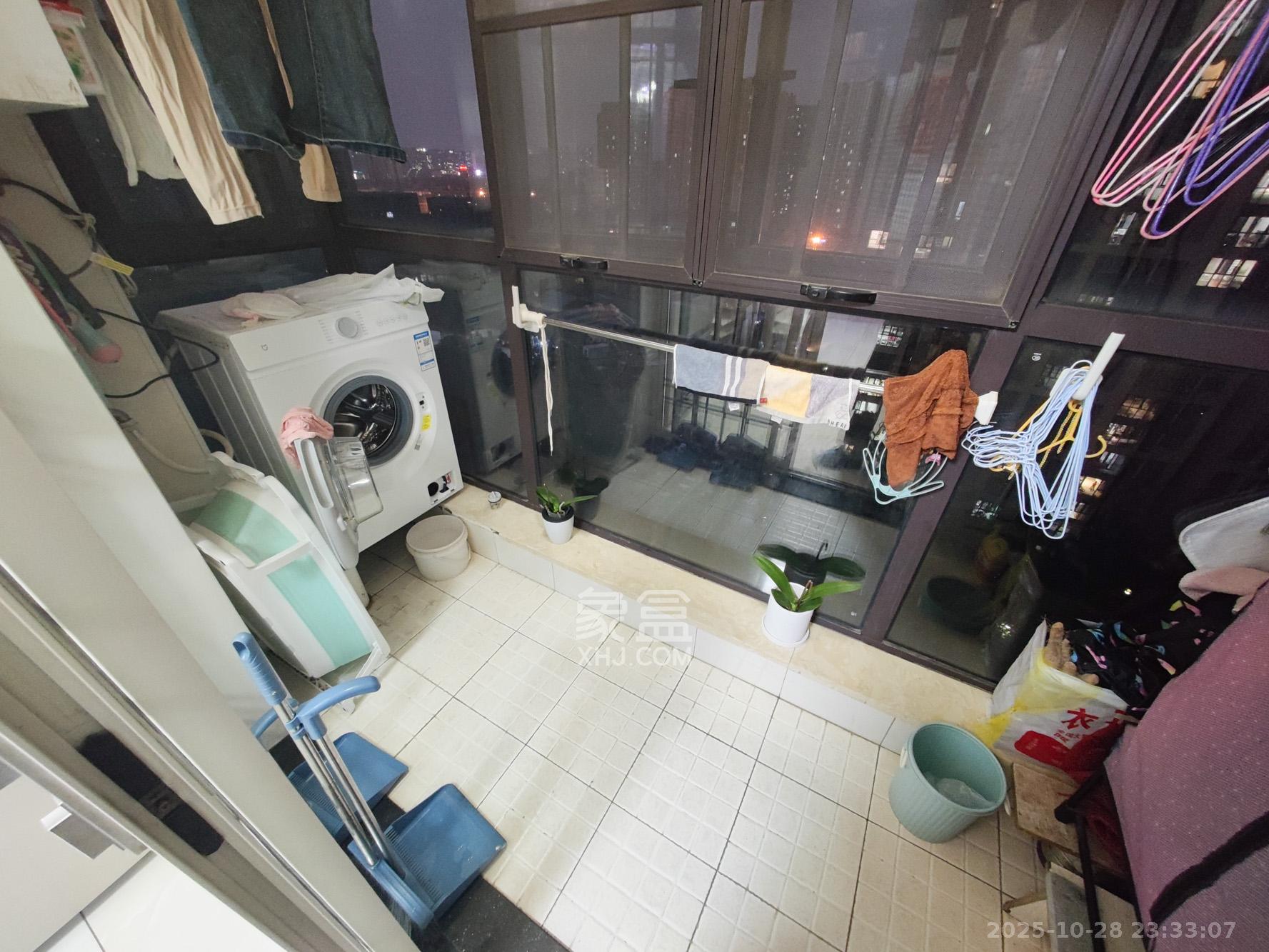 卓越蔚蓝城邦  3室2厅2卫    88.0万阳台