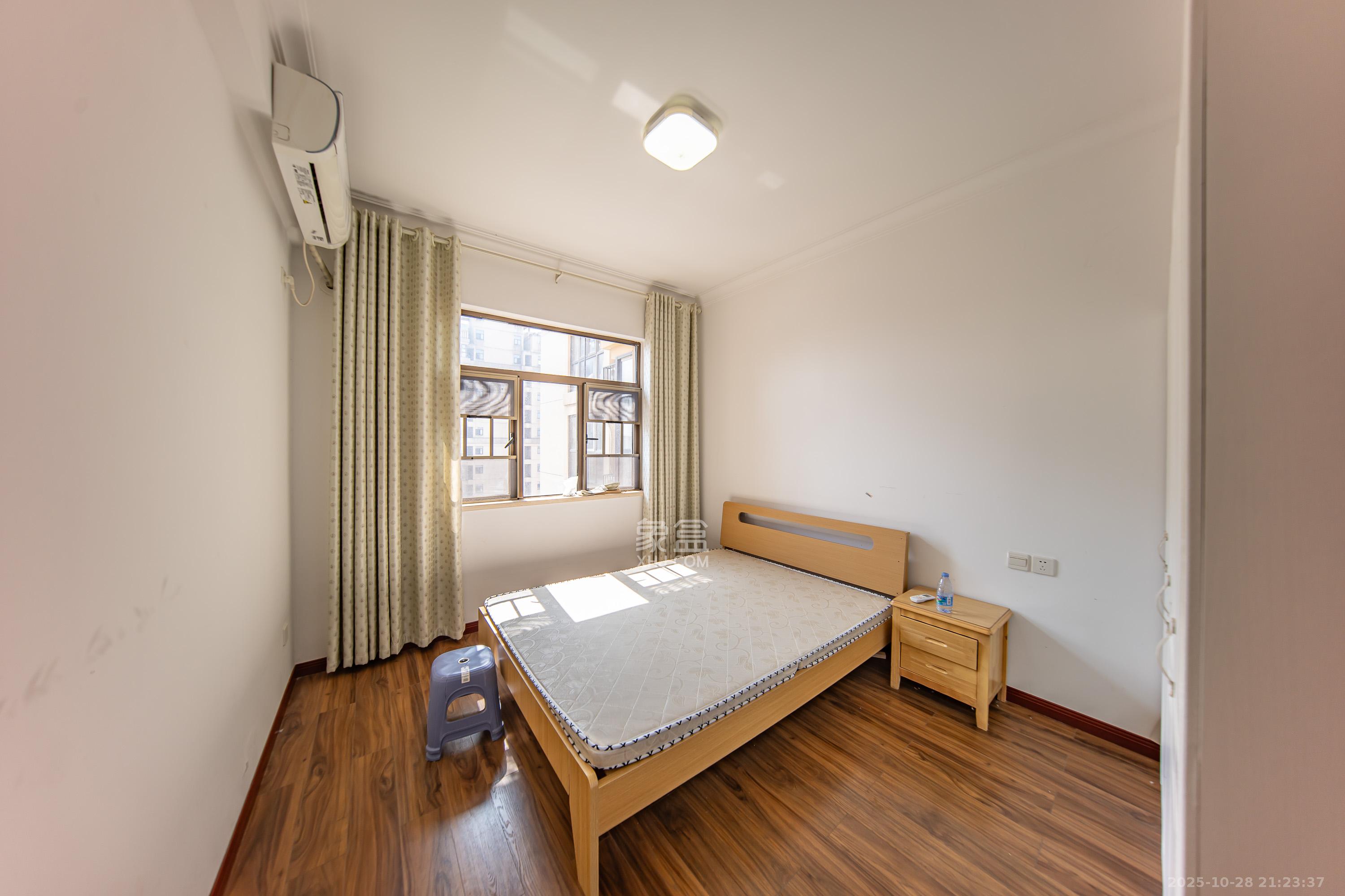 江山帝景哈佛  4室2厅2卫    135.0万卧室