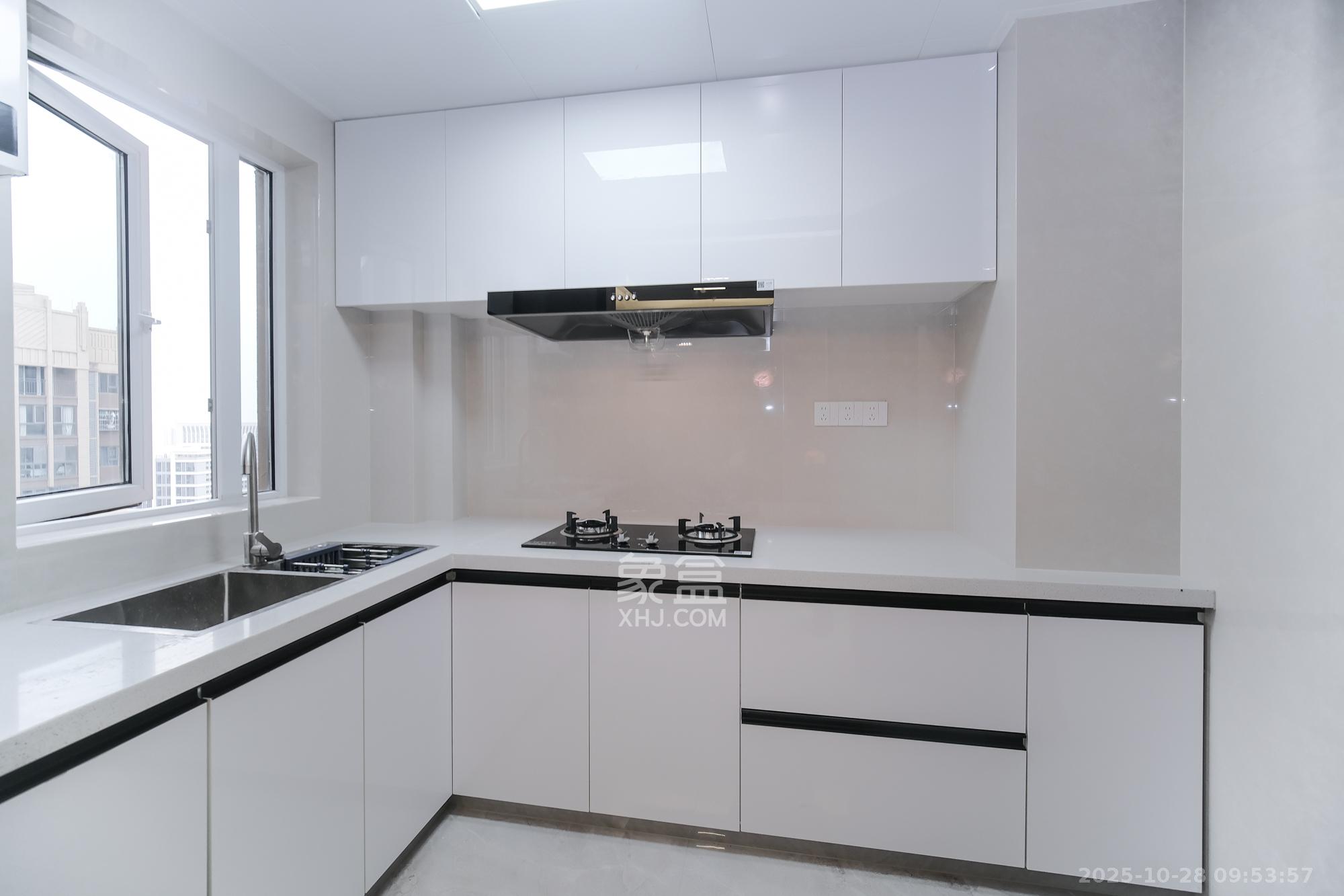 荣盛花语城  4室2厅2卫    99.0万厨房