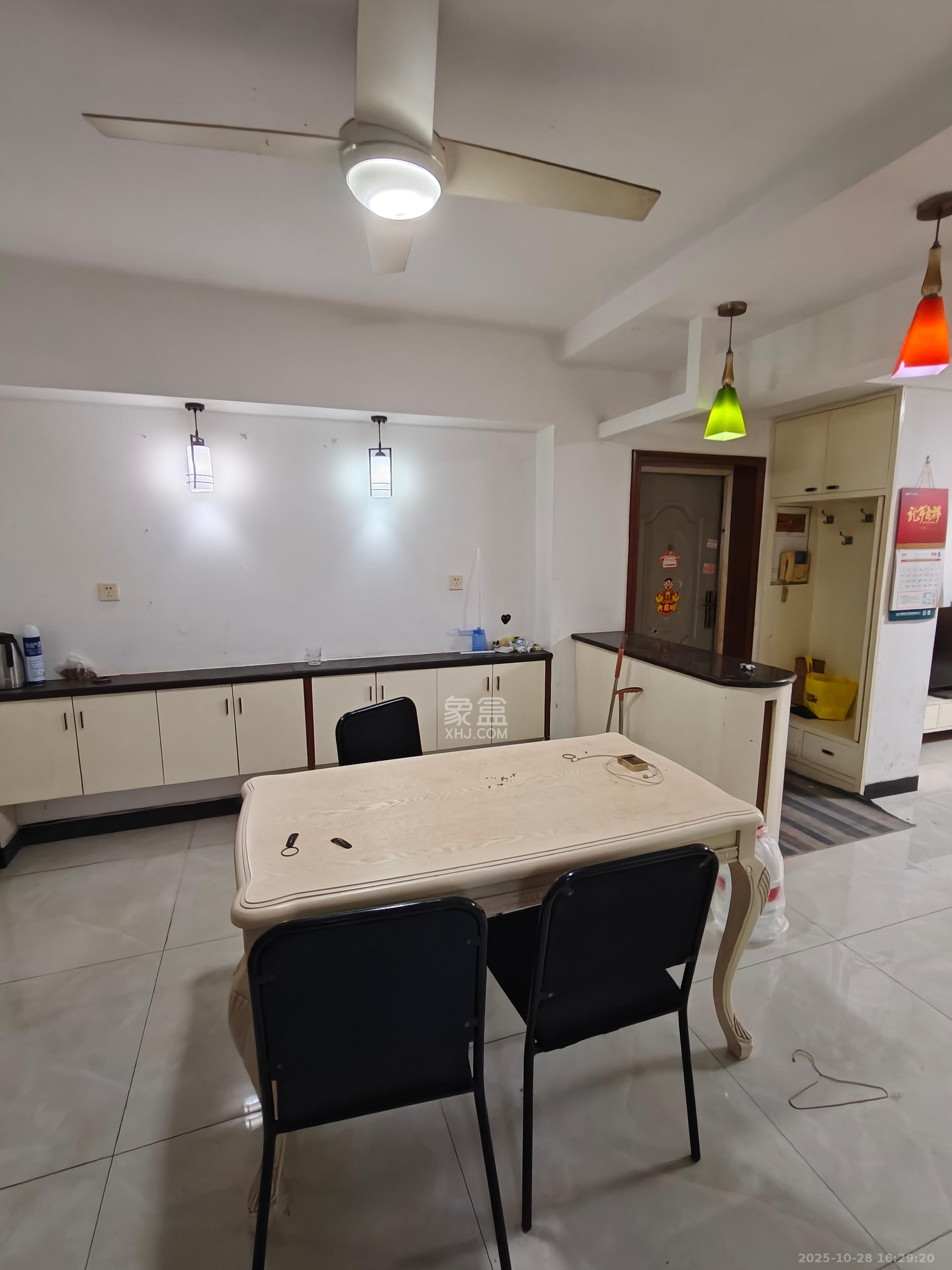 香巴圣地  3室2厅2卫    2500.0元/月室内图