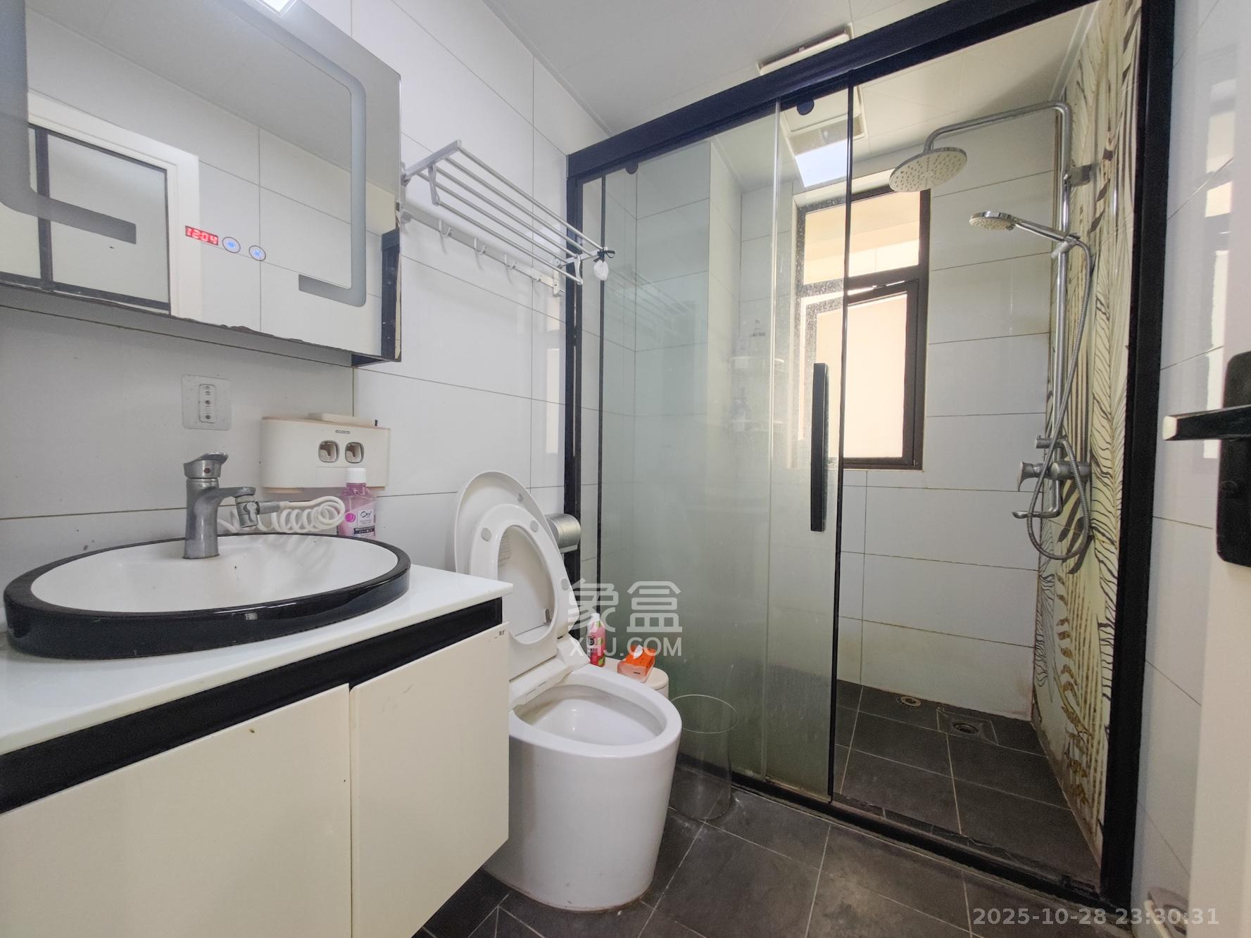 卓越蔚蓝城邦  2室1厅1卫    65.0万卫生间