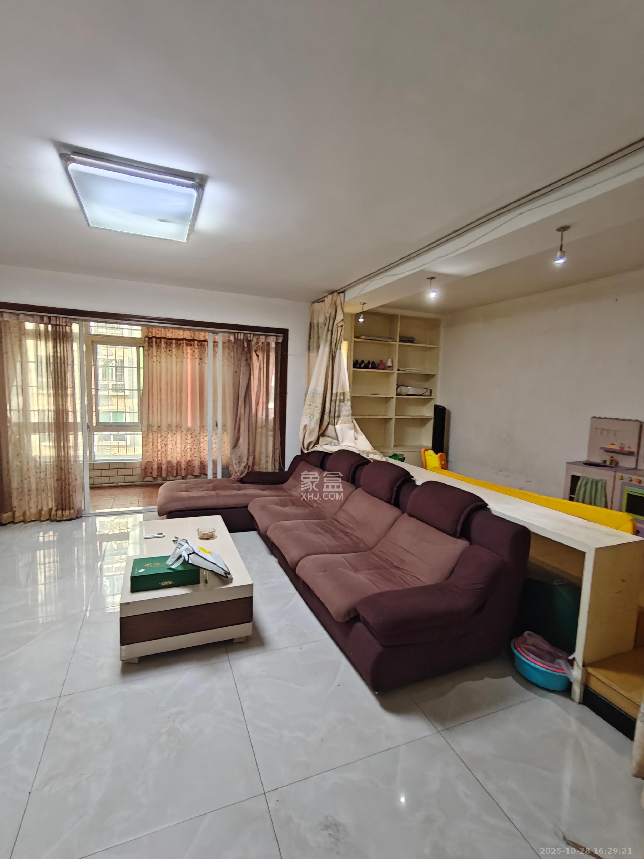 香巴圣地  3室2厅2卫    2500.0元/月室内图