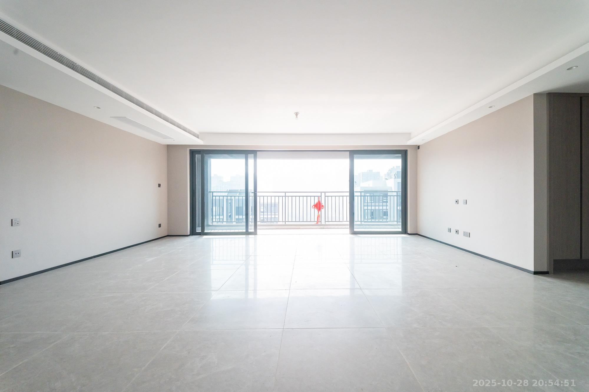 万科松湖天地  4室2厅3卫    235.0万