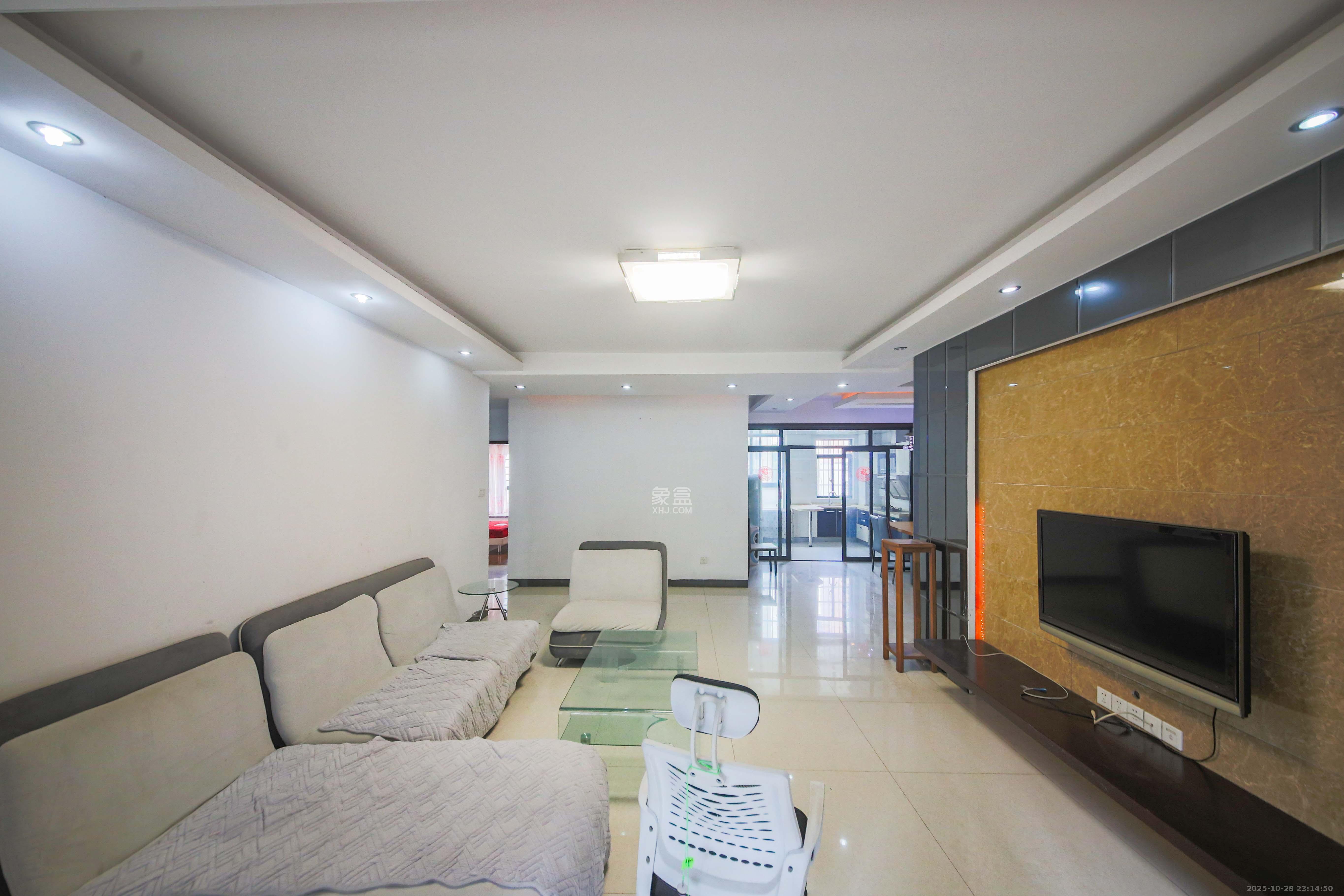 鑫远湘府华城  3室2厅2卫    135.0万 鑫远湘府华城  3室2厅2卫    135.0万客厅