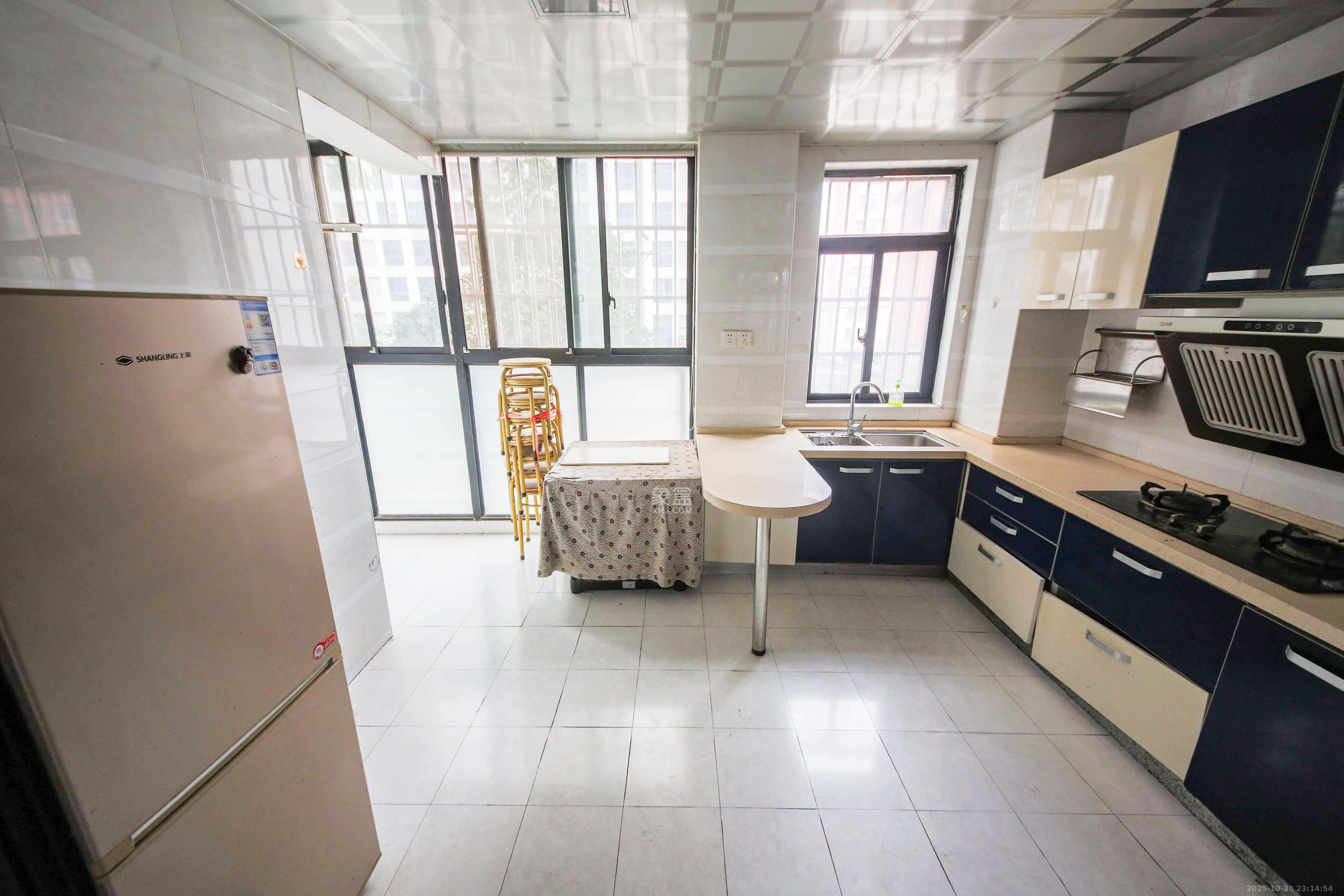 鑫远湘府华城  3室2厅2卫    135.0万 鑫远湘府华城  3室2厅2卫    135.0万厨房