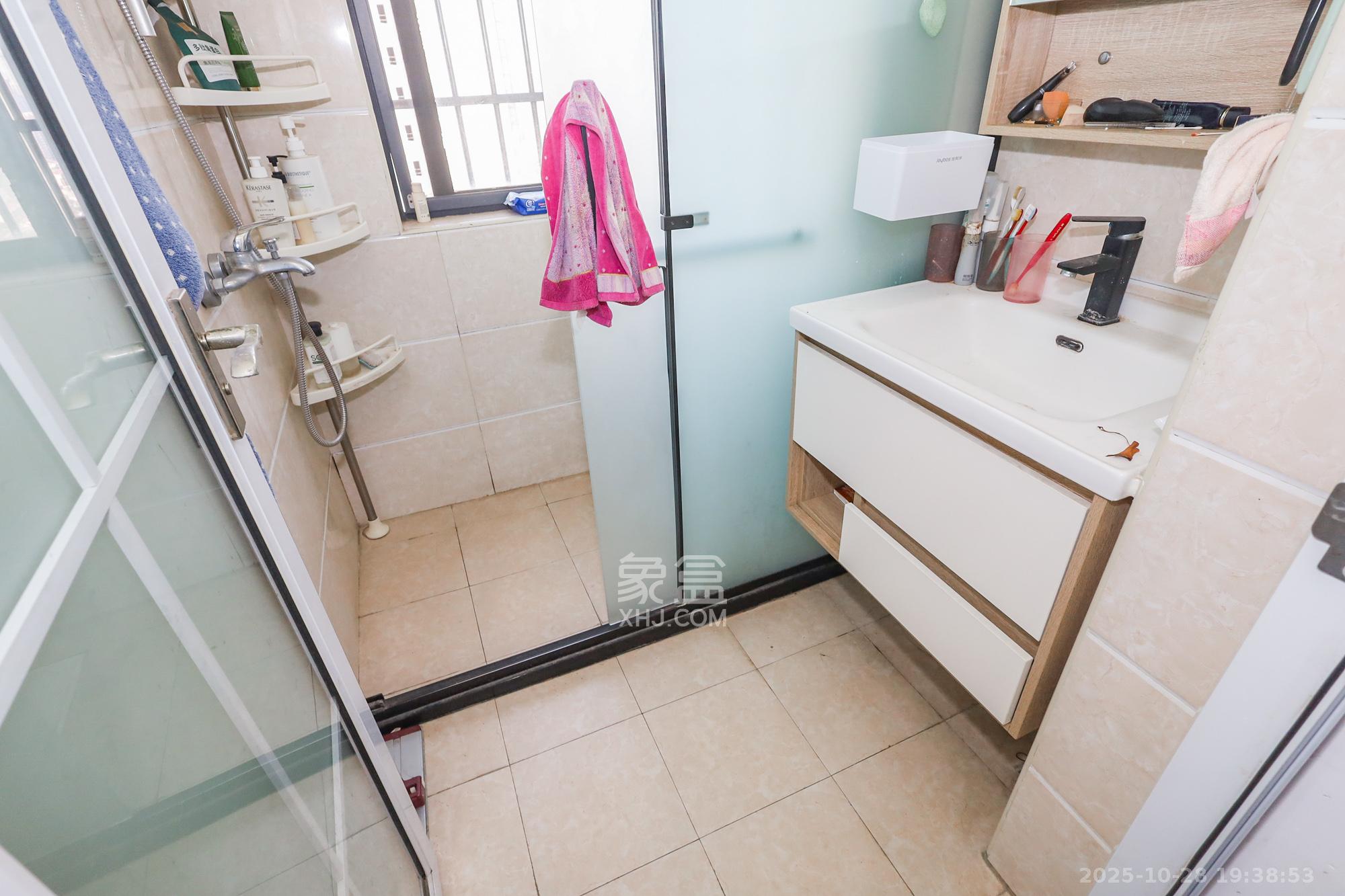 钰龙天下一期  2室2厅1卫    230.0万卫生间