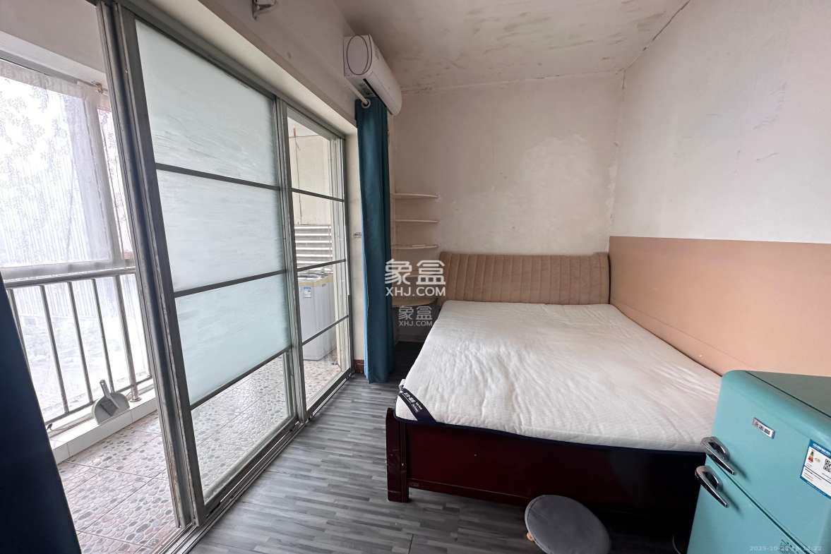 左岸右岸  1室1厅1卫    1700.0元/月 左岸右岸  1室1厅1卫    1700.0元/月室内图