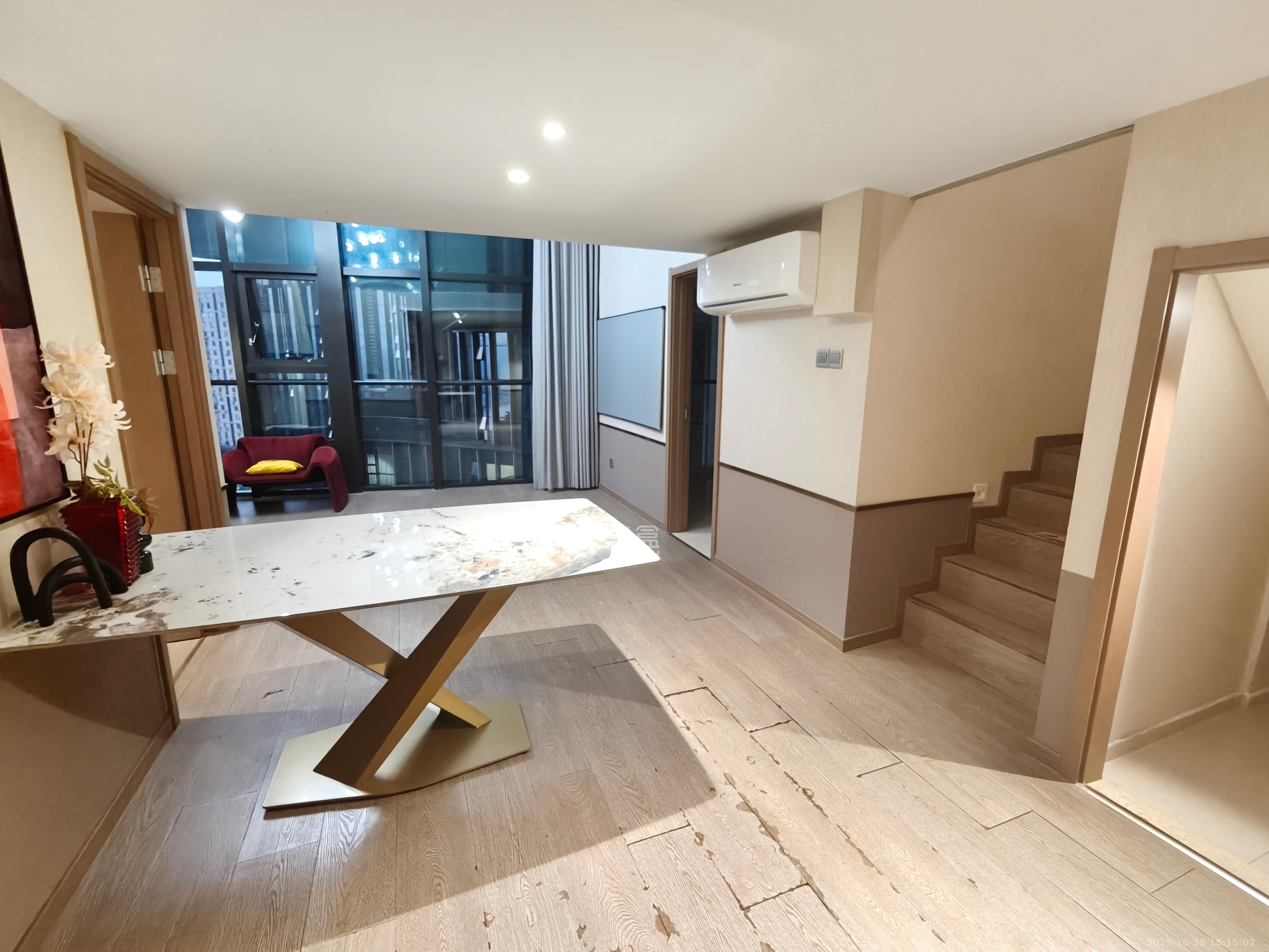 华远云玺公寓  4室2厅2卫    8500.0元/月室内图