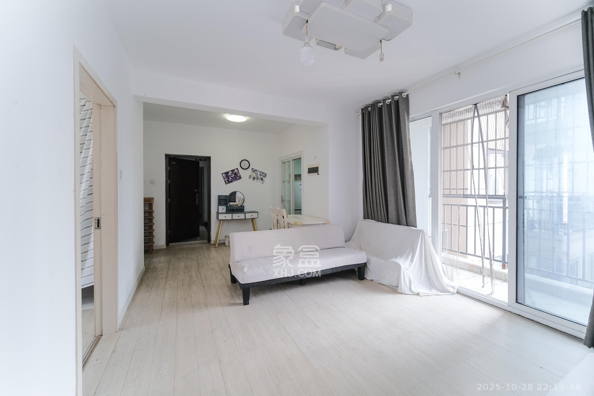 和悦城(蟠龙景苑) 3室2厅2卫 56.8万 和悦城(蟠龙景苑) 3室2厅2卫 56.8万客厅