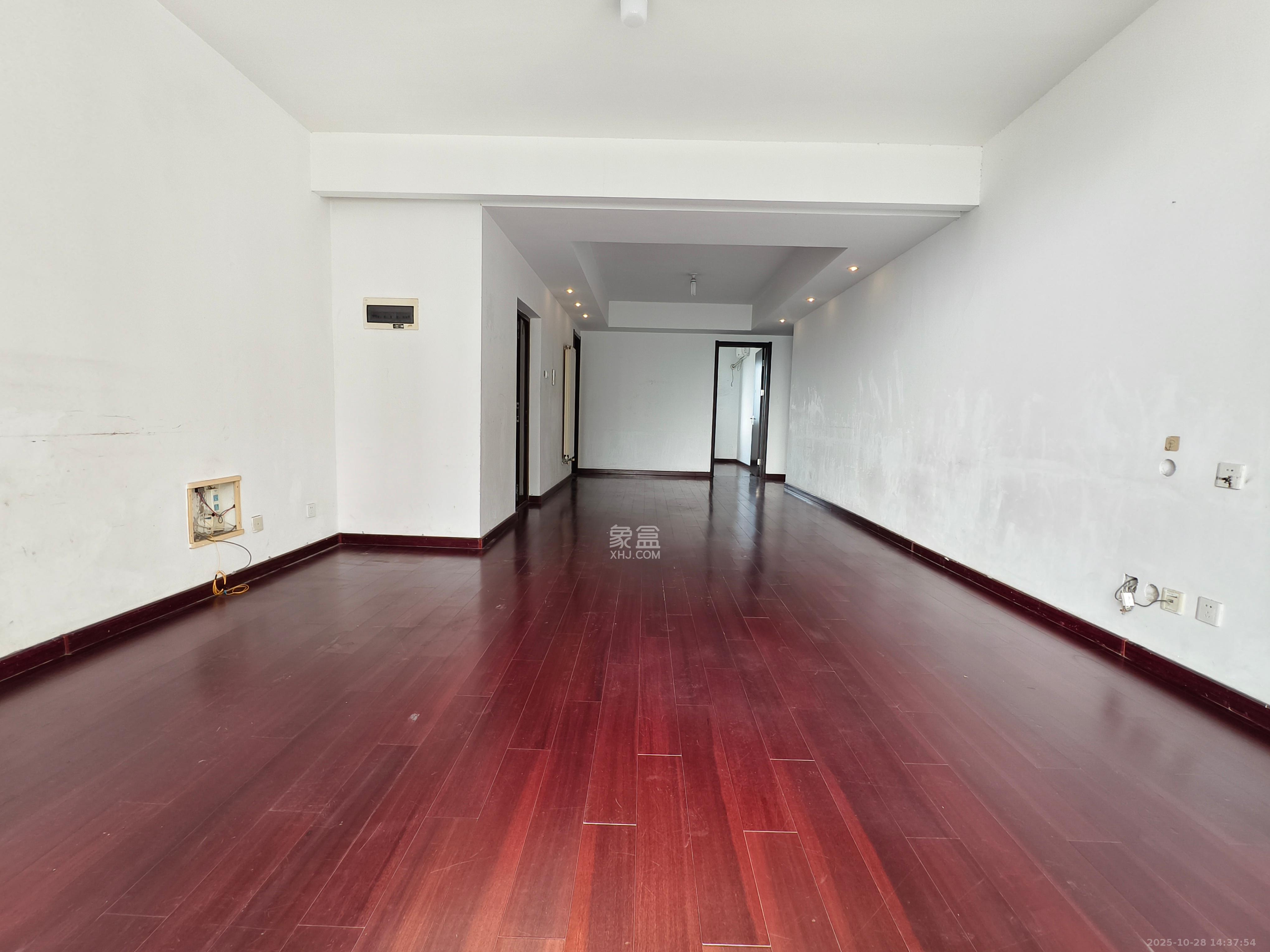 阳光100三期 3室2厅2卫 2500.0元/月 阳光100三期 3室2厅2卫 2500.0元/月室内图