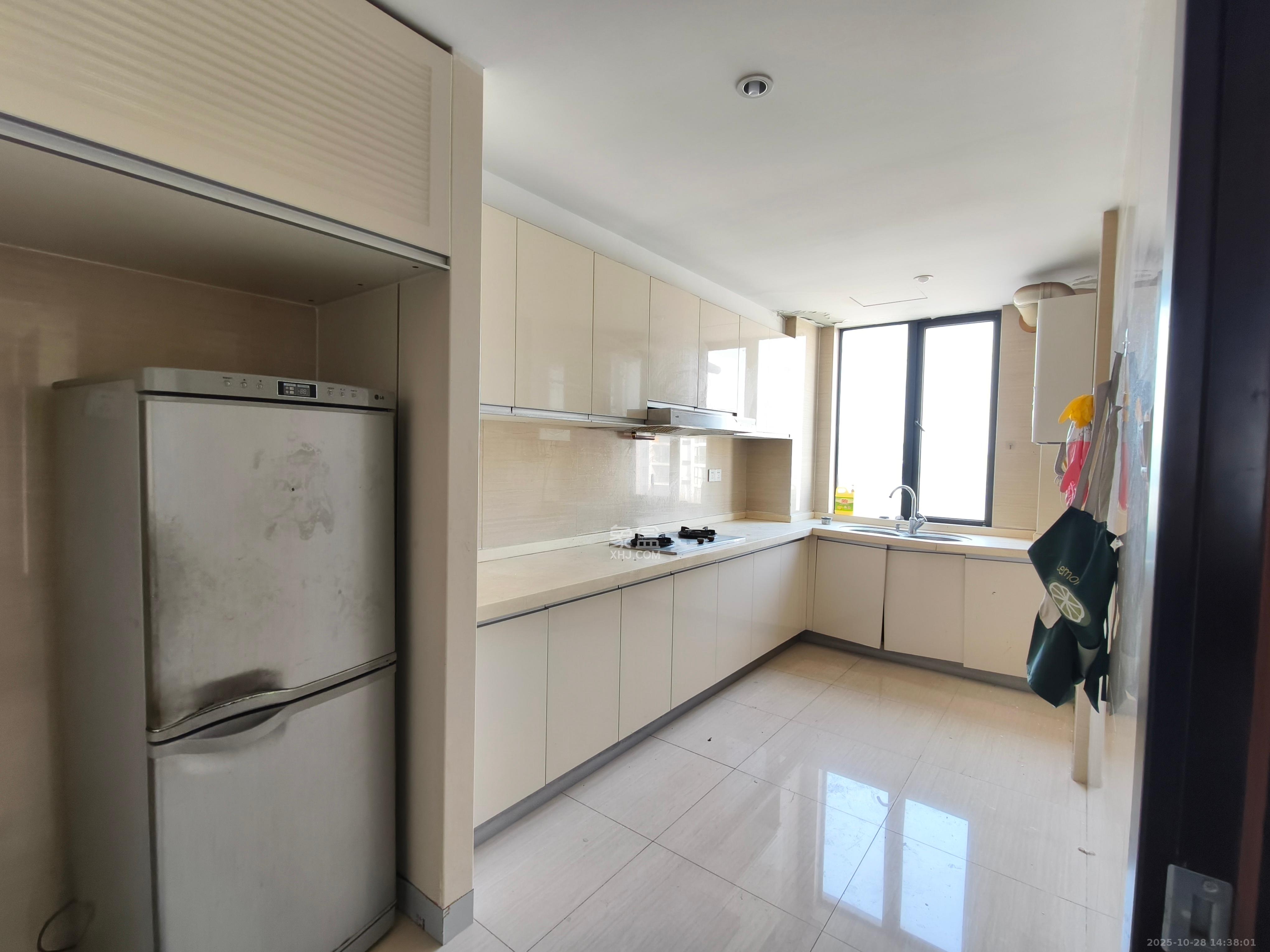 阳光100三期 3室2厅2卫 2500.0元/月 阳光100三期 3室2厅2卫 2500.0元/月室内图